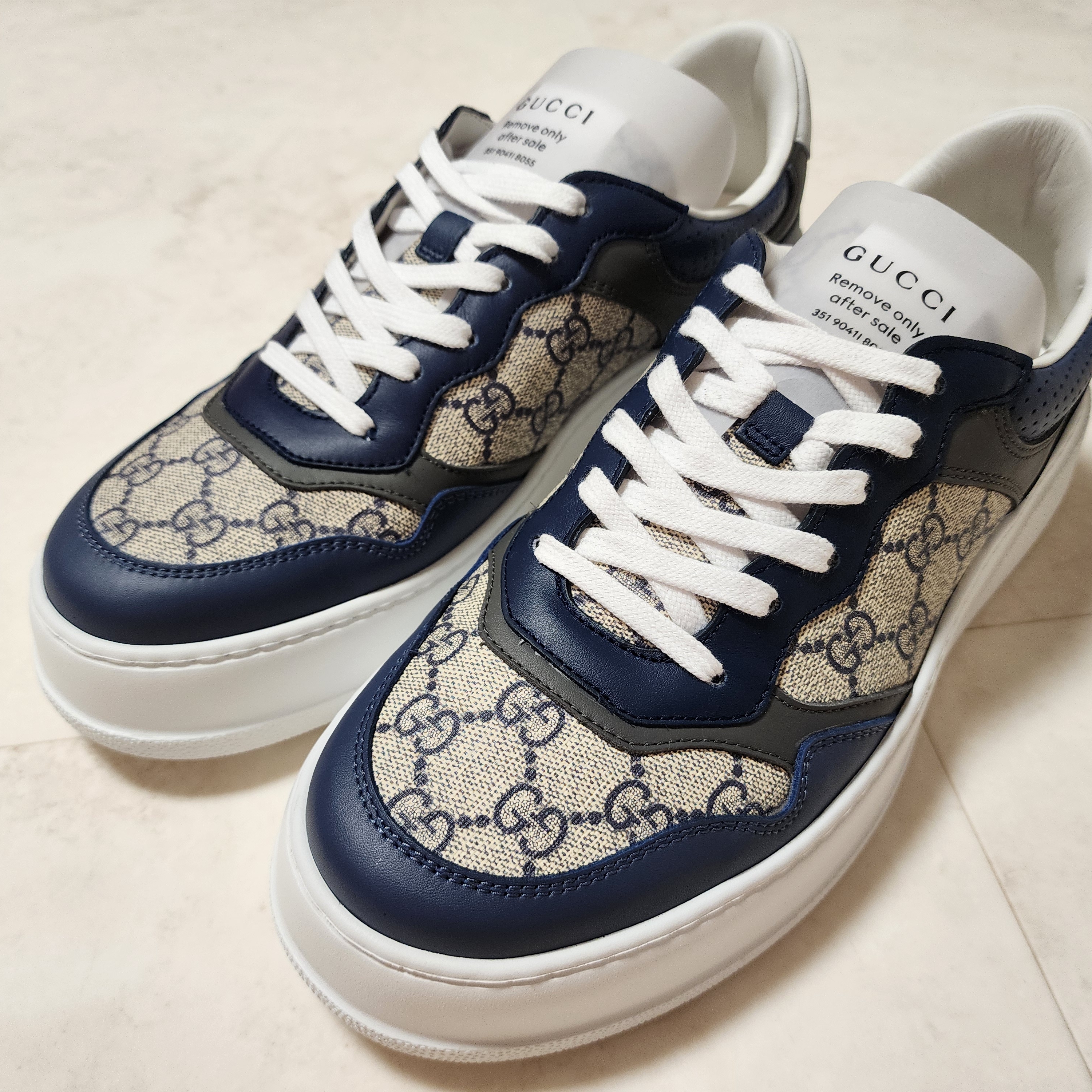 Gucci GG Sneaker Beige Blue Supreme 착용 스타일 - 3