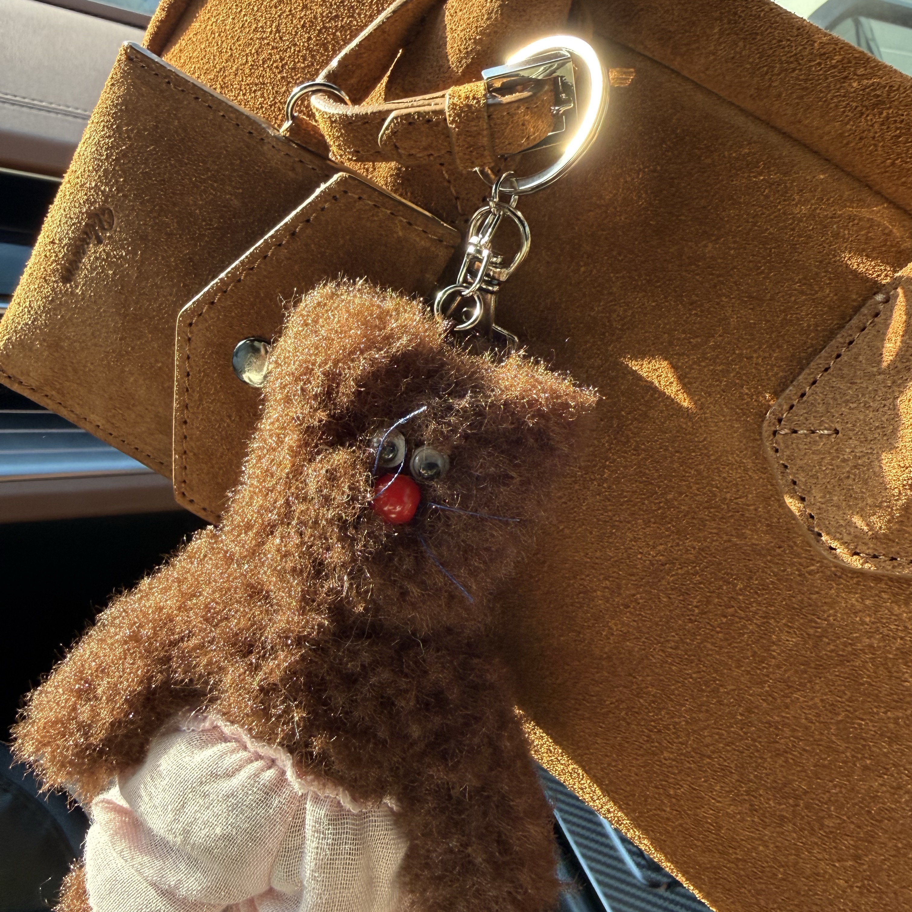 Monamhee Bred Keyring with Pink Pants Brown 착용 스타일 - 2