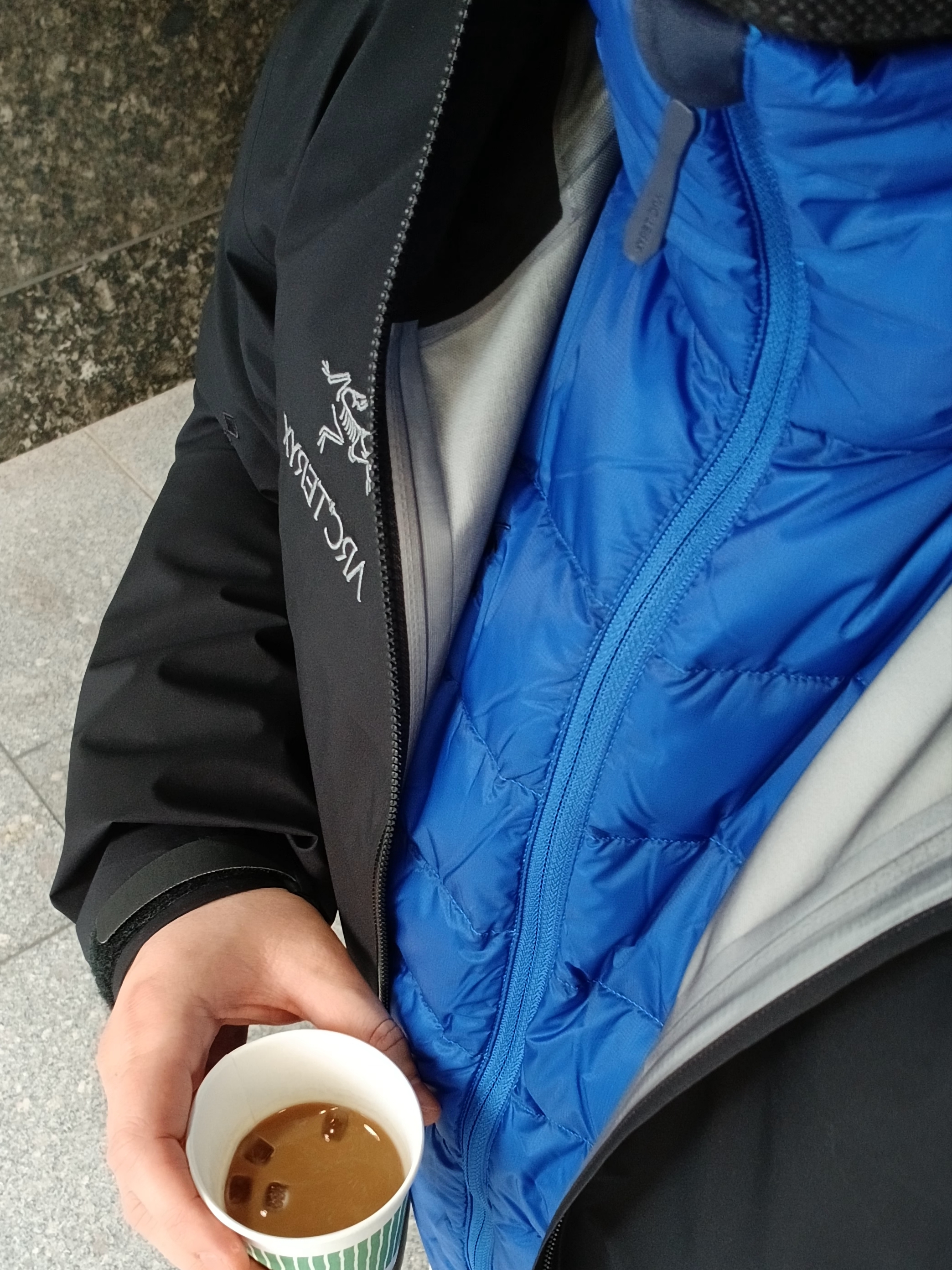 Arc'teryx Bird Word Cap 24K Black, Arc'teryx Beta Jacket Black 착용 스타일 - 5