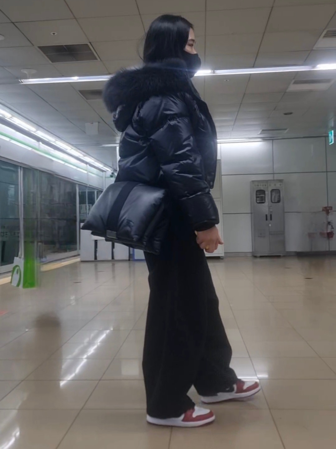 Jordan 1 Retro Low OG Chicago, Burberry Pillow Padded Messenger Bag Black 착용 스타일 - 2