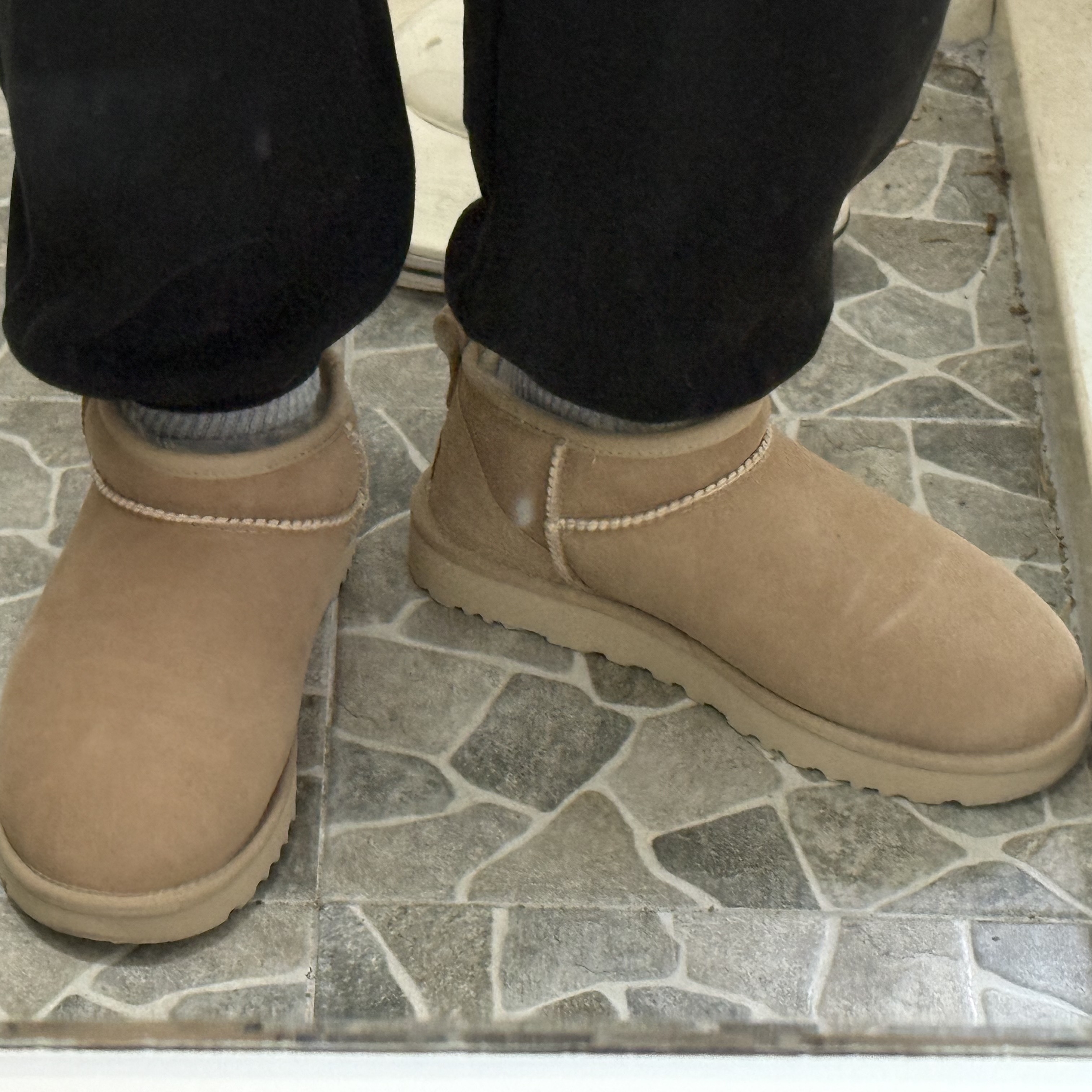 (W) UGG Classic Ultra Mini Boots Sand 착용 스타일 - 3