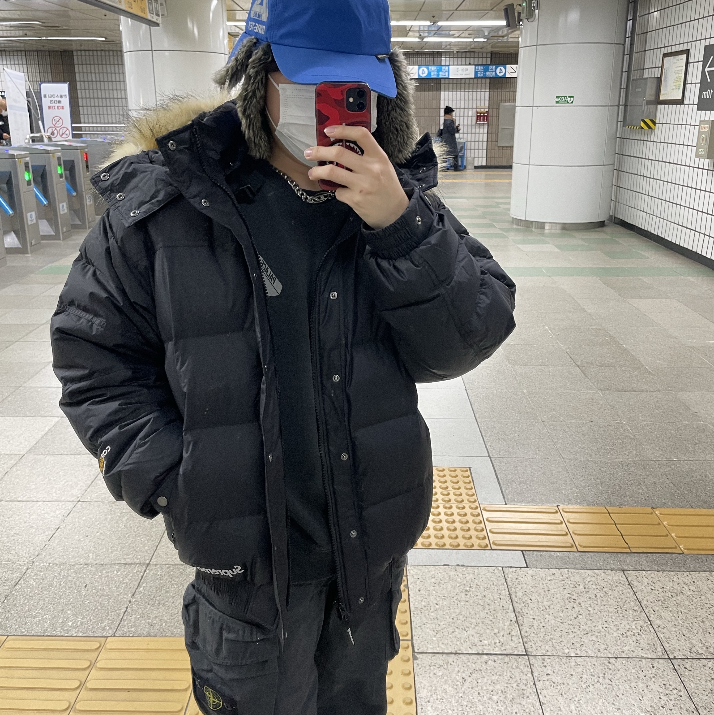 Supreme Facemask 700-Fill Down Puffer Jacket Black - 25FW, Supreme Spellout Embroidered Ripstop Track Pants Woodland Camo - 25FW 착용 스타일 - 1