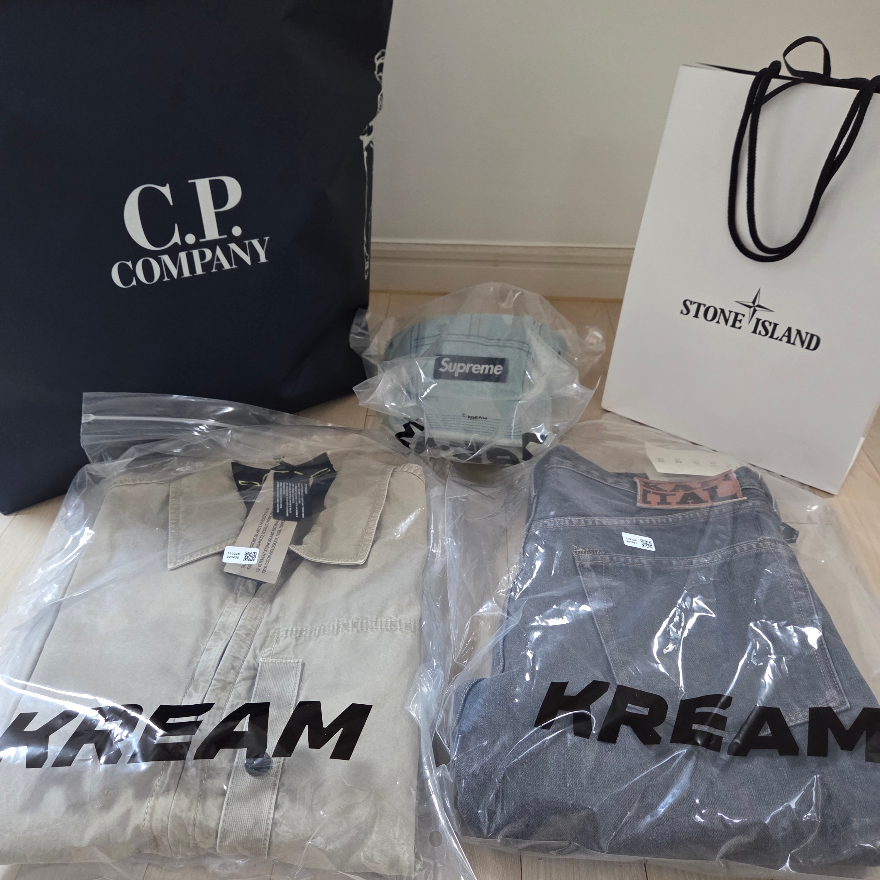 Stone Island 1200032 Brushed Organic Cotton Canvas Old Effect Overshirt with Chest Pocket and Two-Way Zipper Desert - 25SS, Supreme Denim Camp Cap Light Washed Indigo - 25SS 착용 스타일