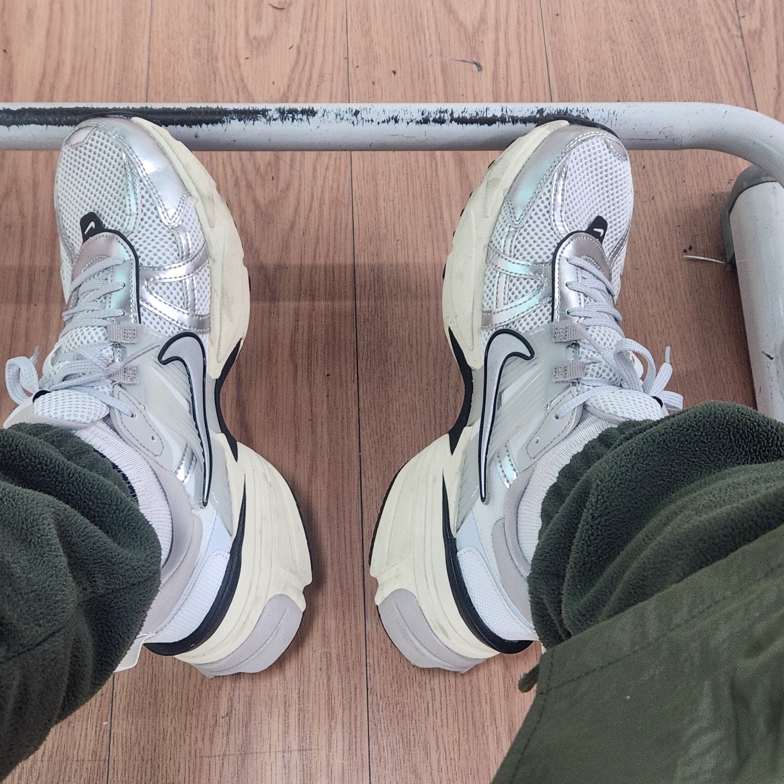 Nike V2K Run Summit White Metallic Silver 착용 스타일