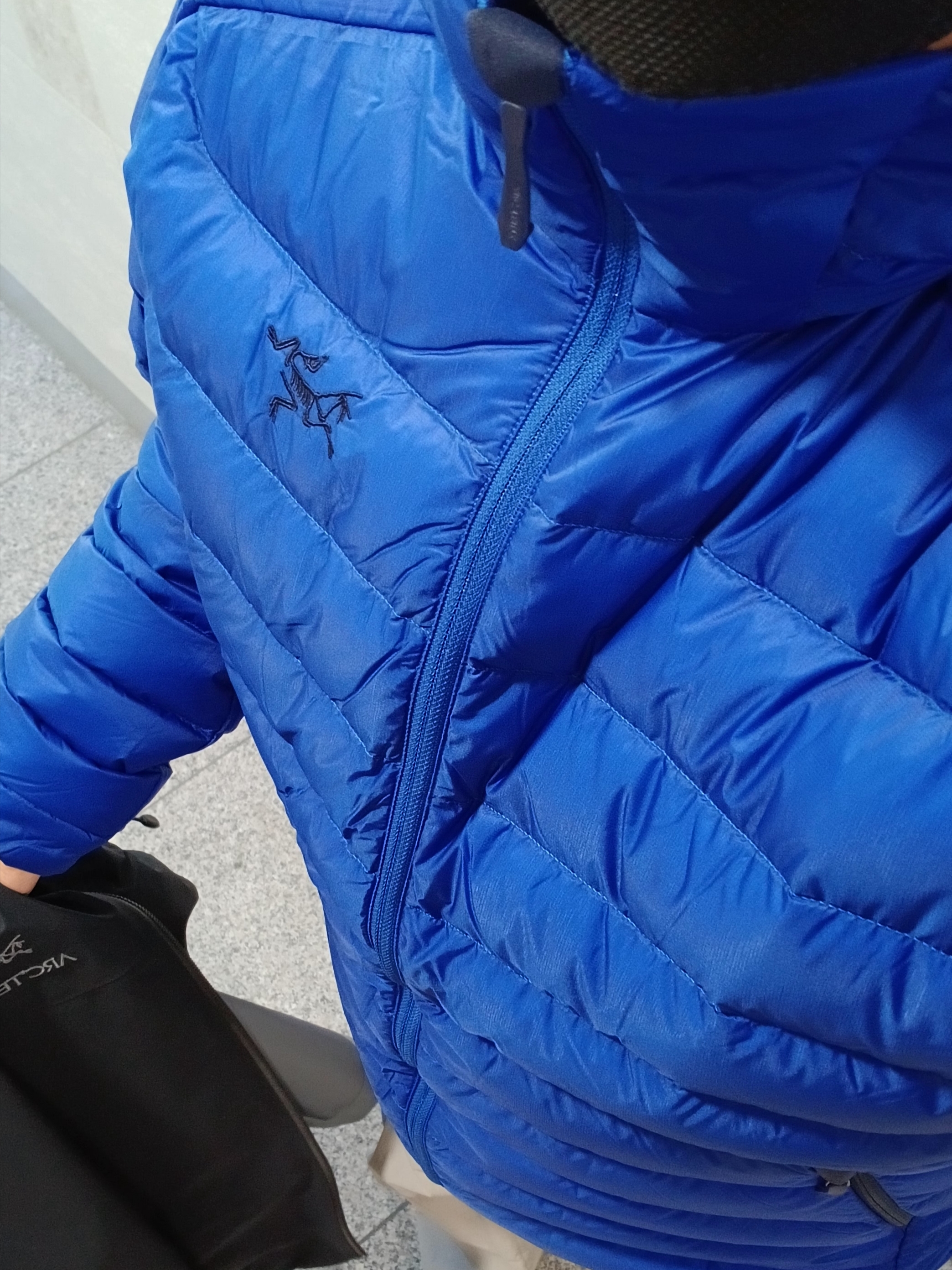 Arc'teryx Bird Word Cap 24K Black, Arc'teryx Beta Jacket Black 착용 스타일 - 2