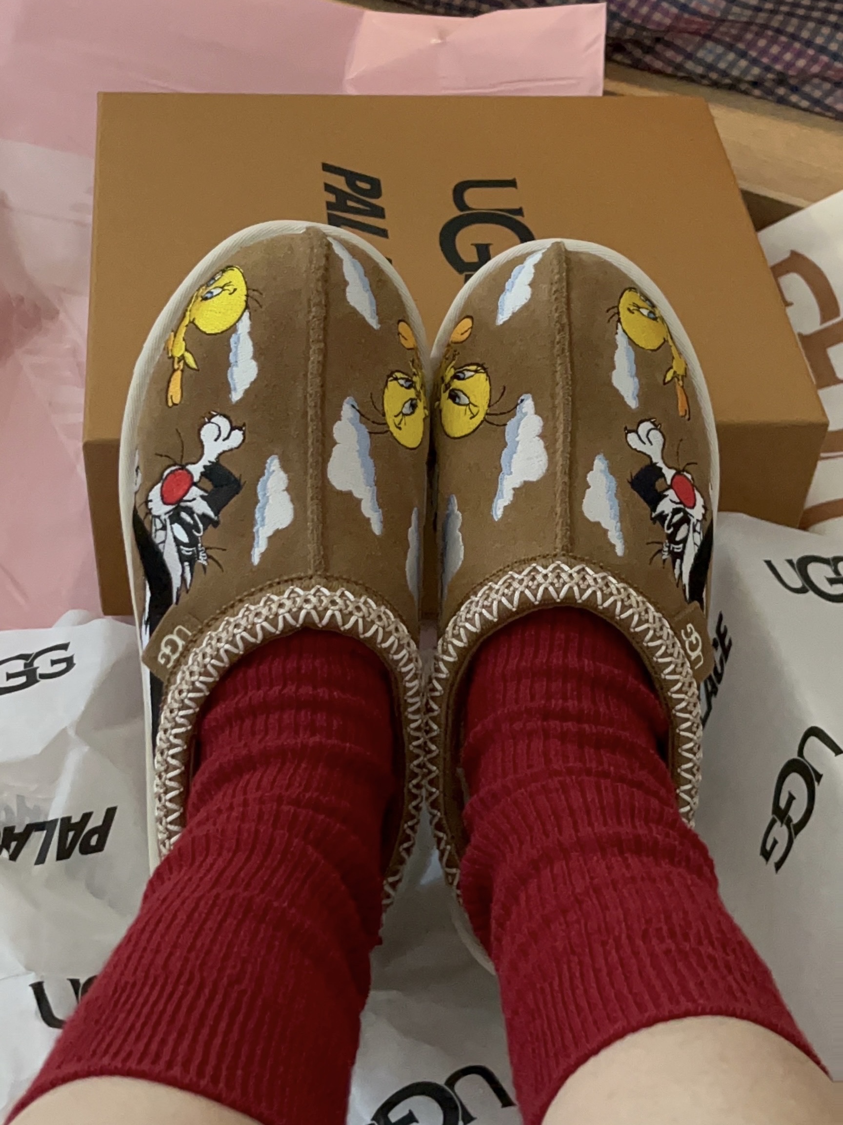 UGG x Palace x Looney Tunes Tasman Slipper Chestnut 착용 스타일 - 1