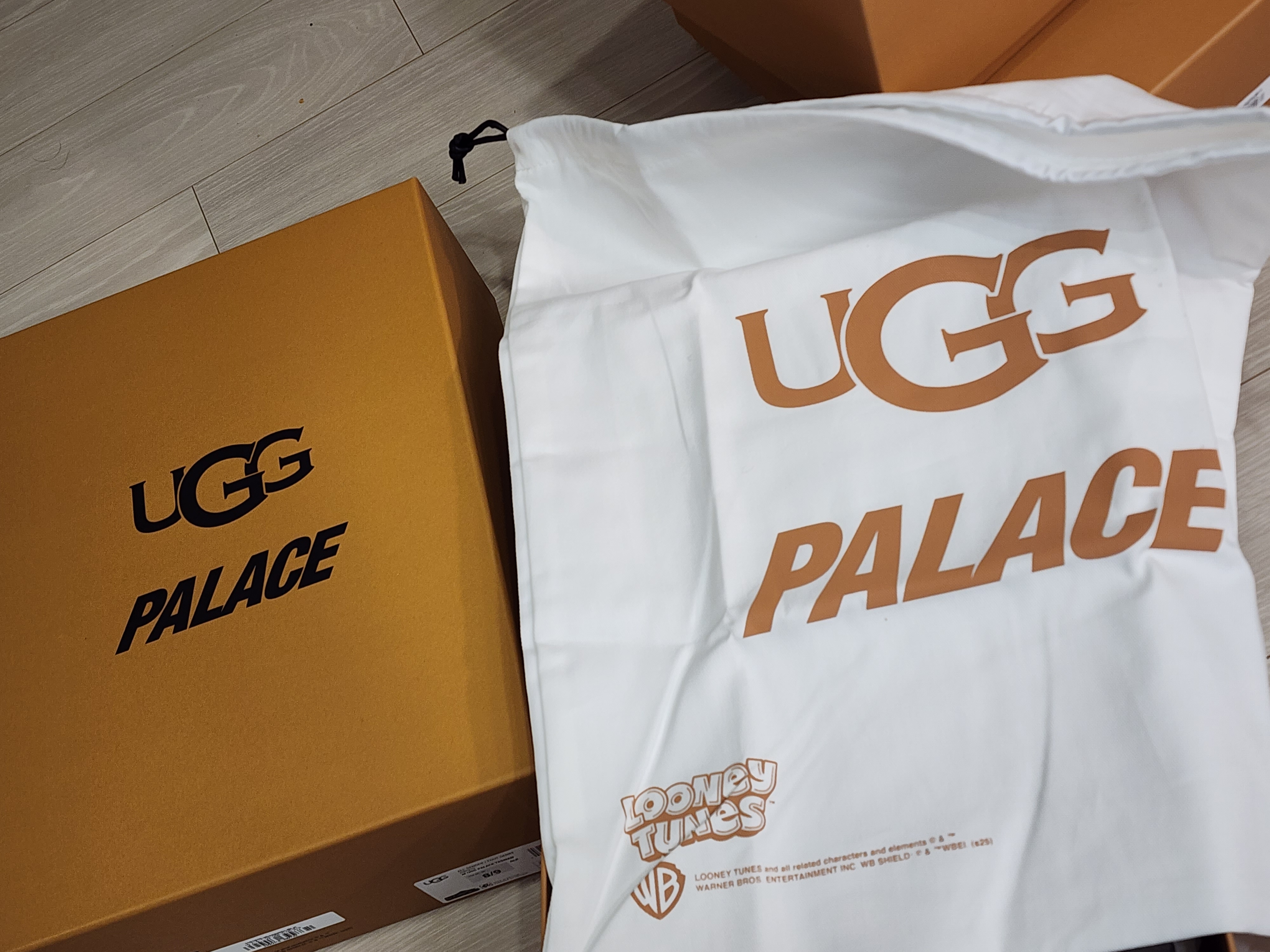 UGG x Palace x Looney Tunes Tasman Slipper Chestnut, UGG x Palace x Looney Tunes Tasman Slipper Black 착용 스타일 - 4