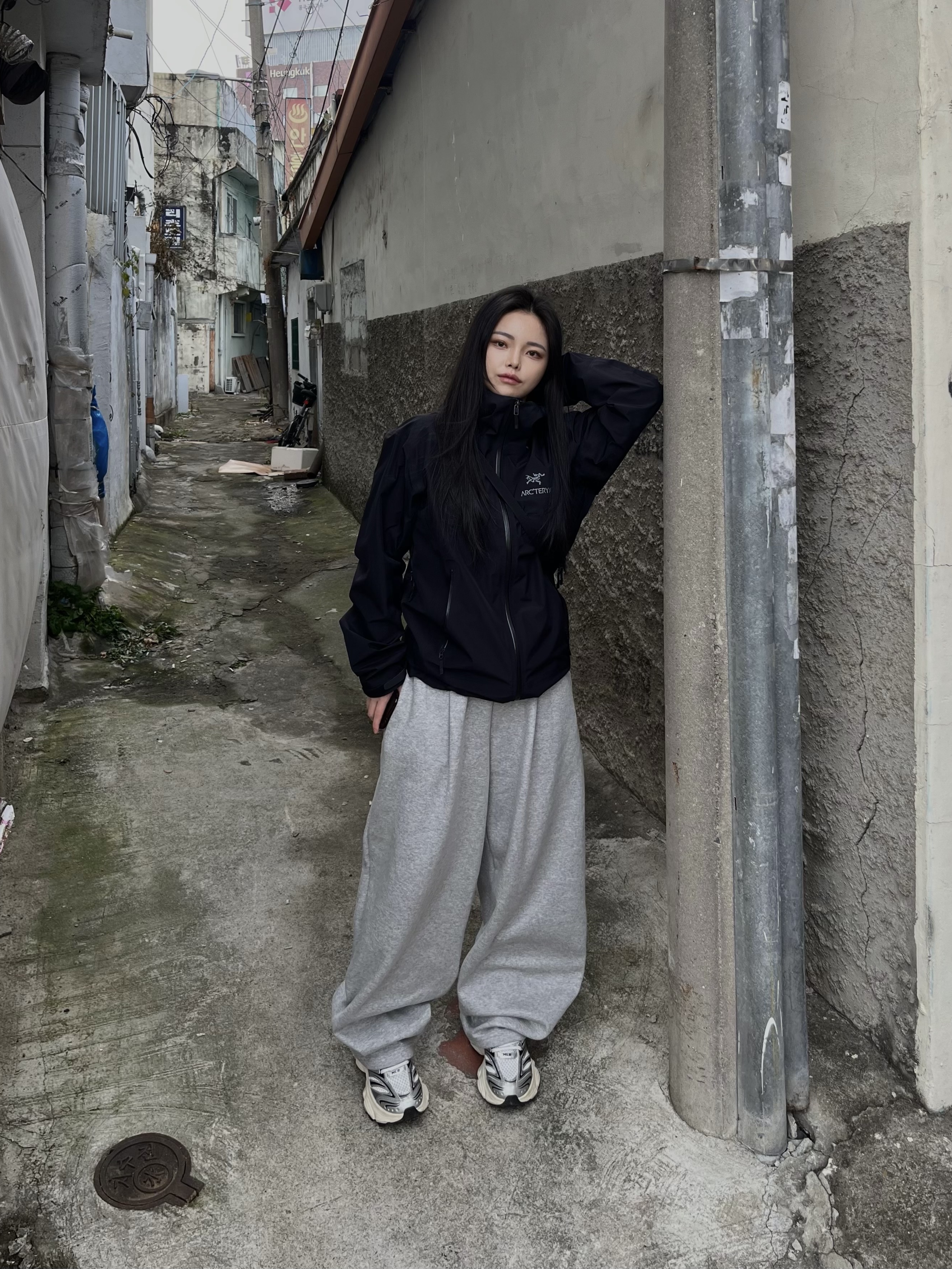 Arc'teryx Beta LT Jacket Black, Arc'teryx Mantis 2 Waistpack Black II 착용 스타일 - 1