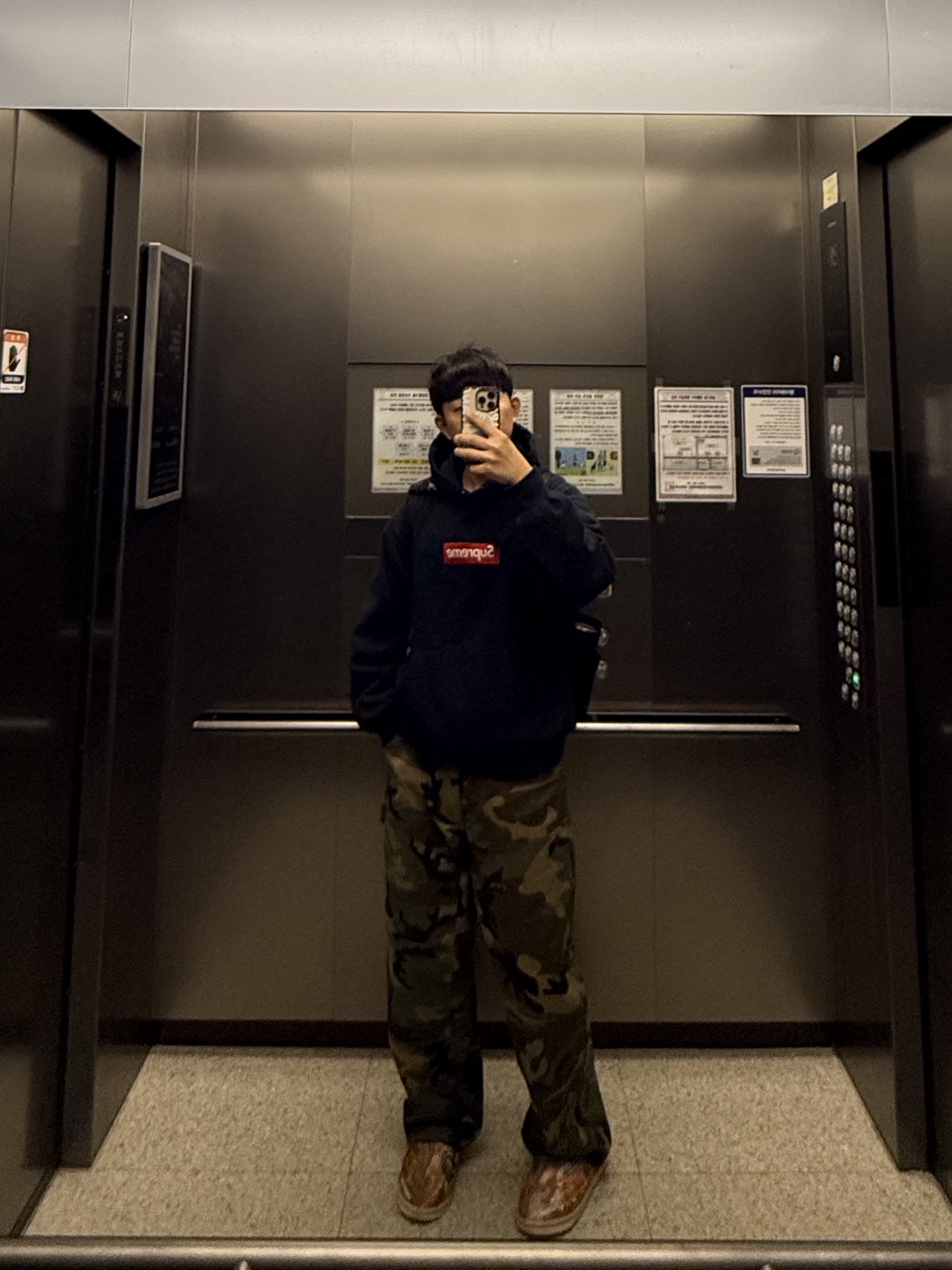 Supreme Jacquard Logos Double Knee Denim Painter Jean Woodland Camo - 25FW, Supreme Box Logo Hooded Sweatshirt Navy - 24FW 착용 스타일
