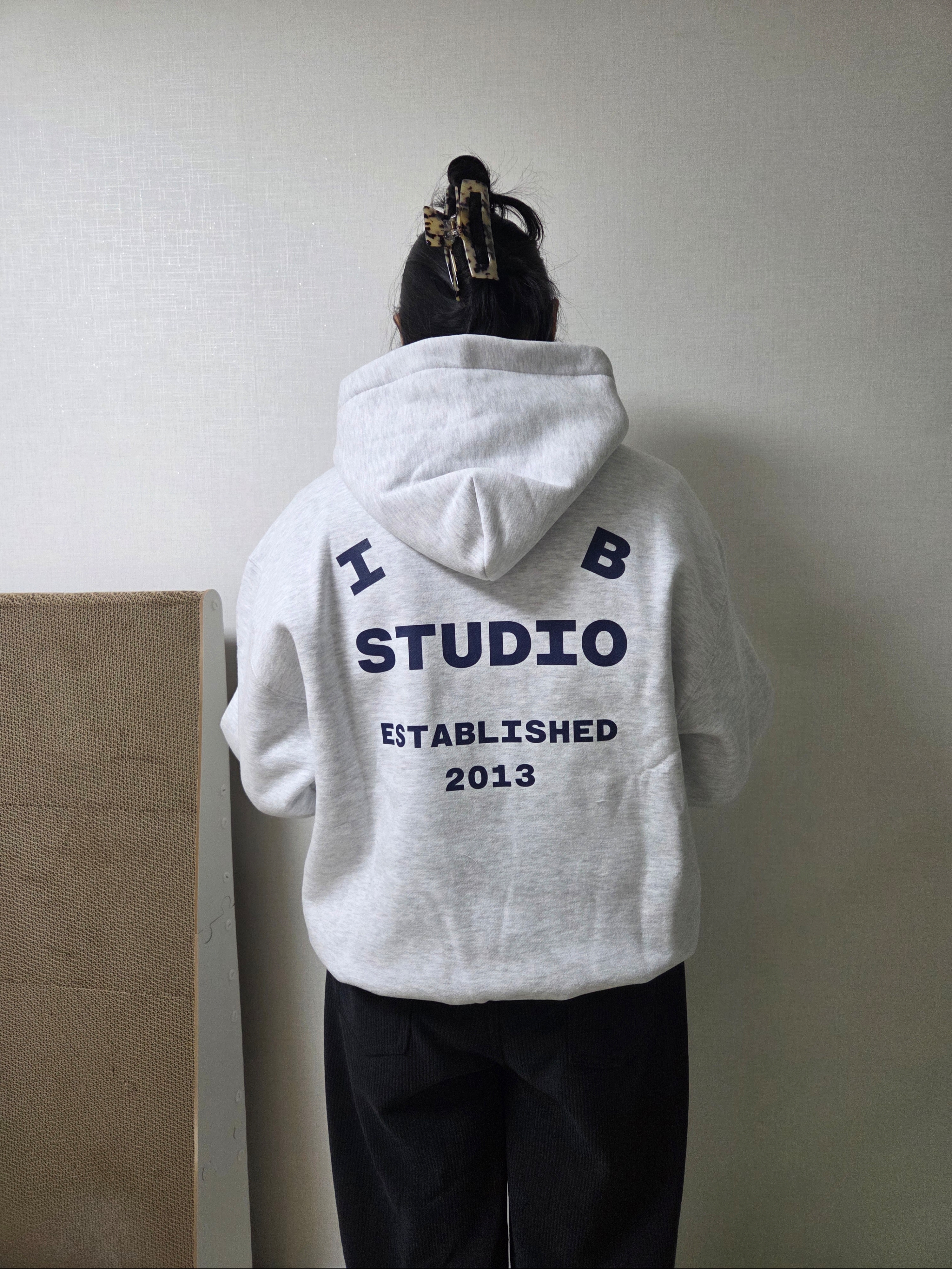 IAB Studio 25 Hoodie Light Gray Navy 착용 스타일 - 2