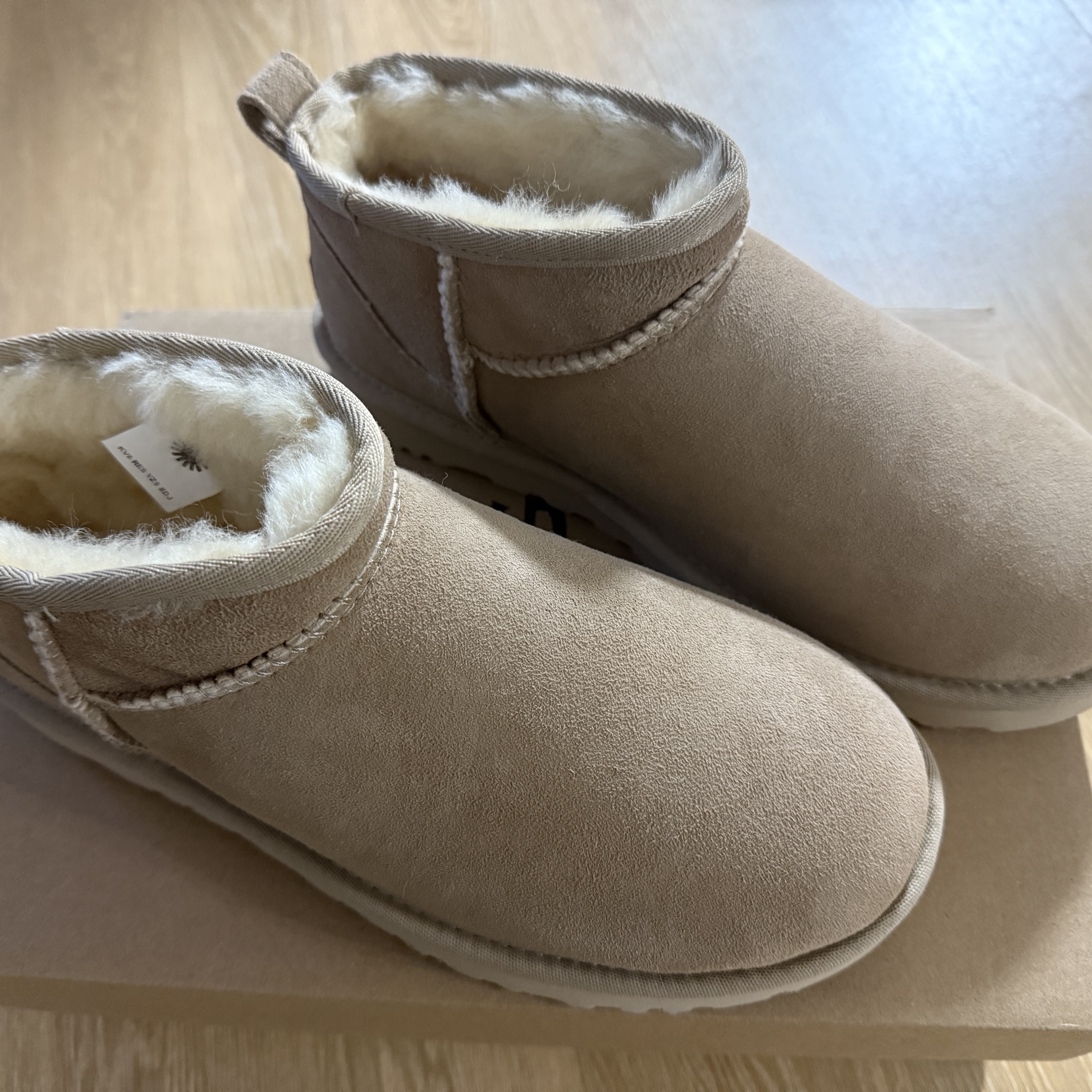 (W) UGG Classic Ultra Mini Boots Sand 착용 스타일 - 1