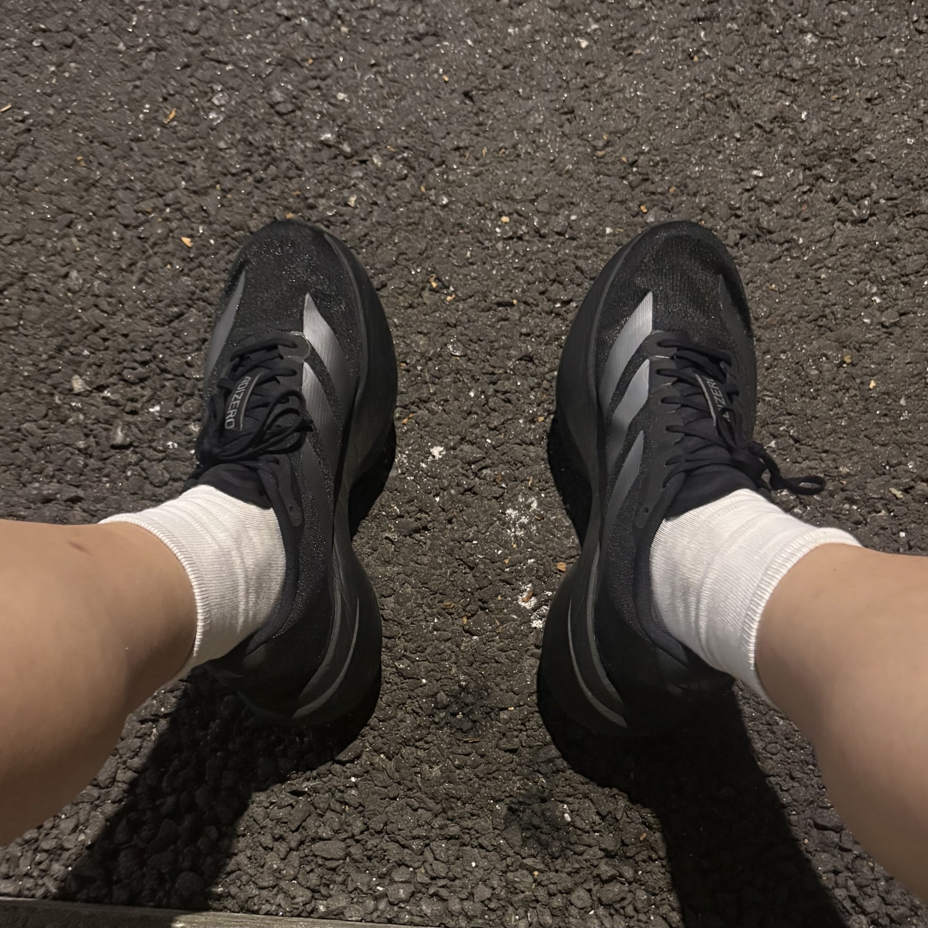 Adidas Adizero EVO SL Core Black Iron Metallic 착용 스타일