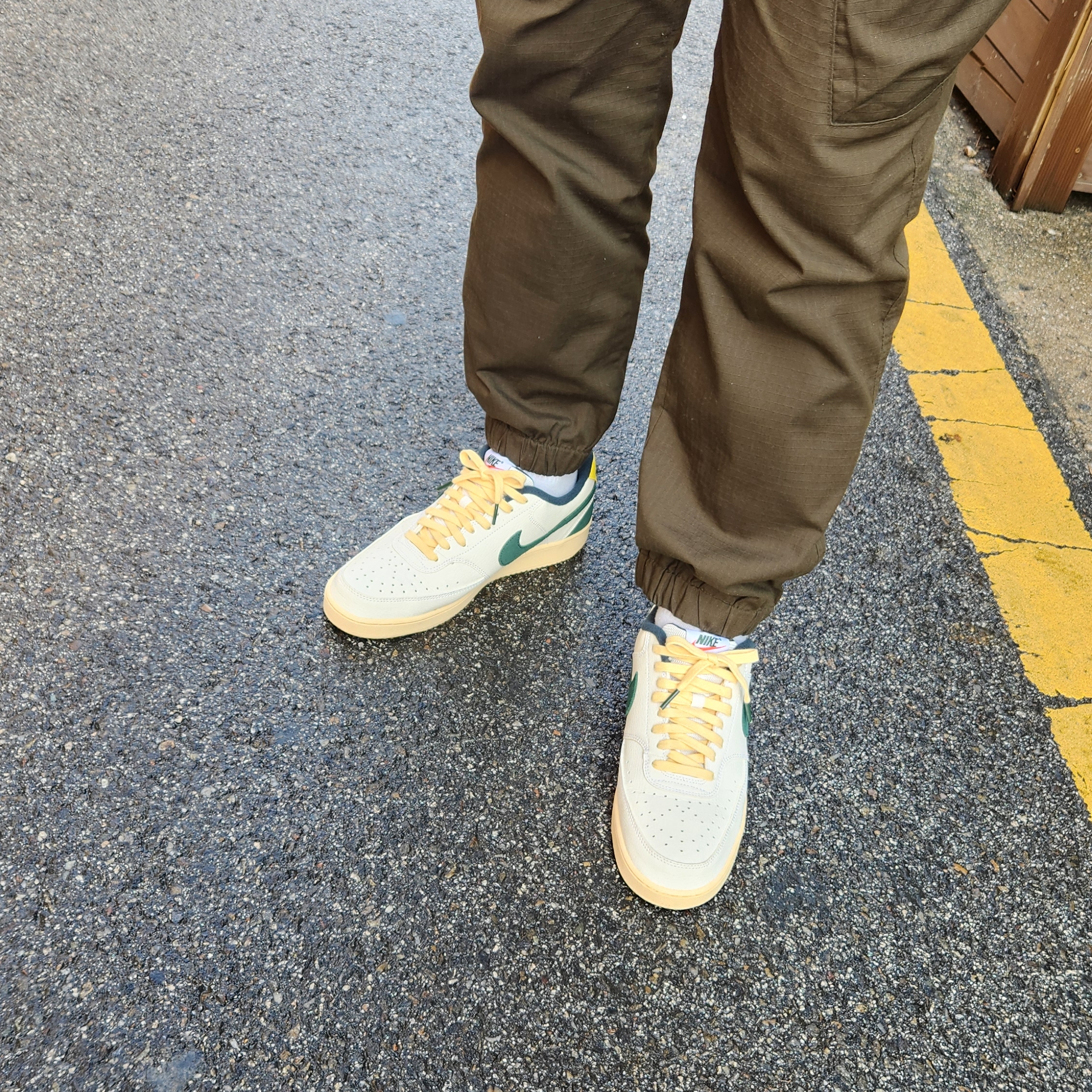 Nike Court Vision Low Green Sail 착용 스타일 - 2