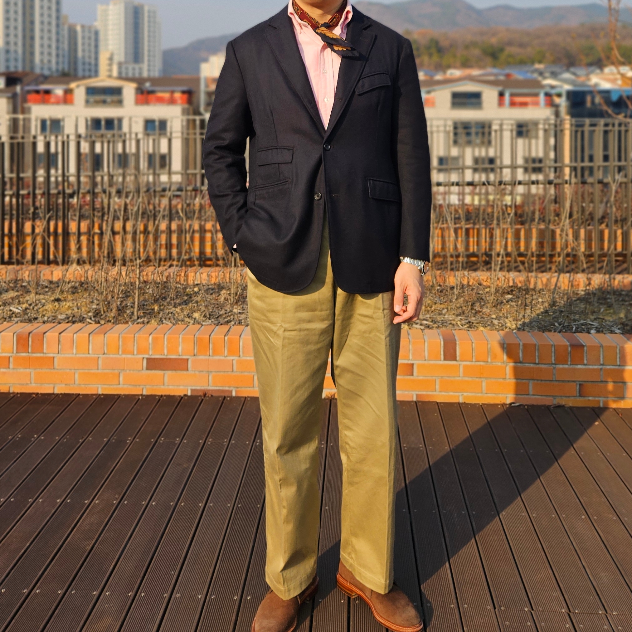 Alden 1493 Suede Unlined Chukka Boot Snuff - D, Comoli Denim Overpants Navy - 24SS 착용 스타일 - 2