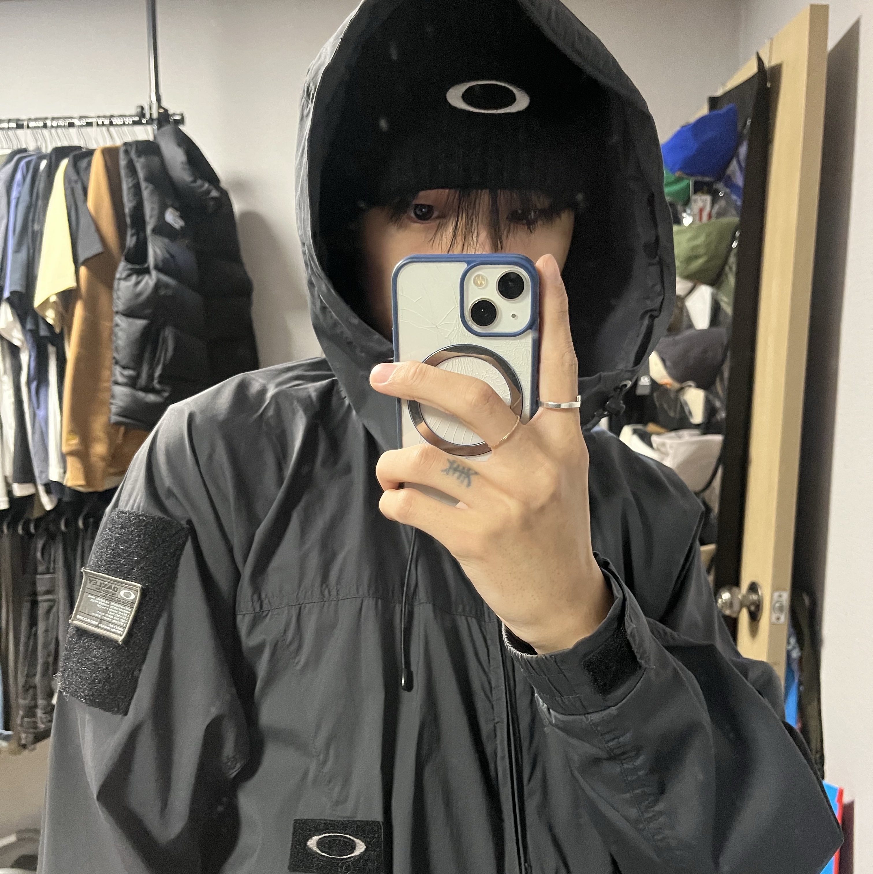 Oakley Ellipse Ribbed Beanie Blackout 착용 스타일