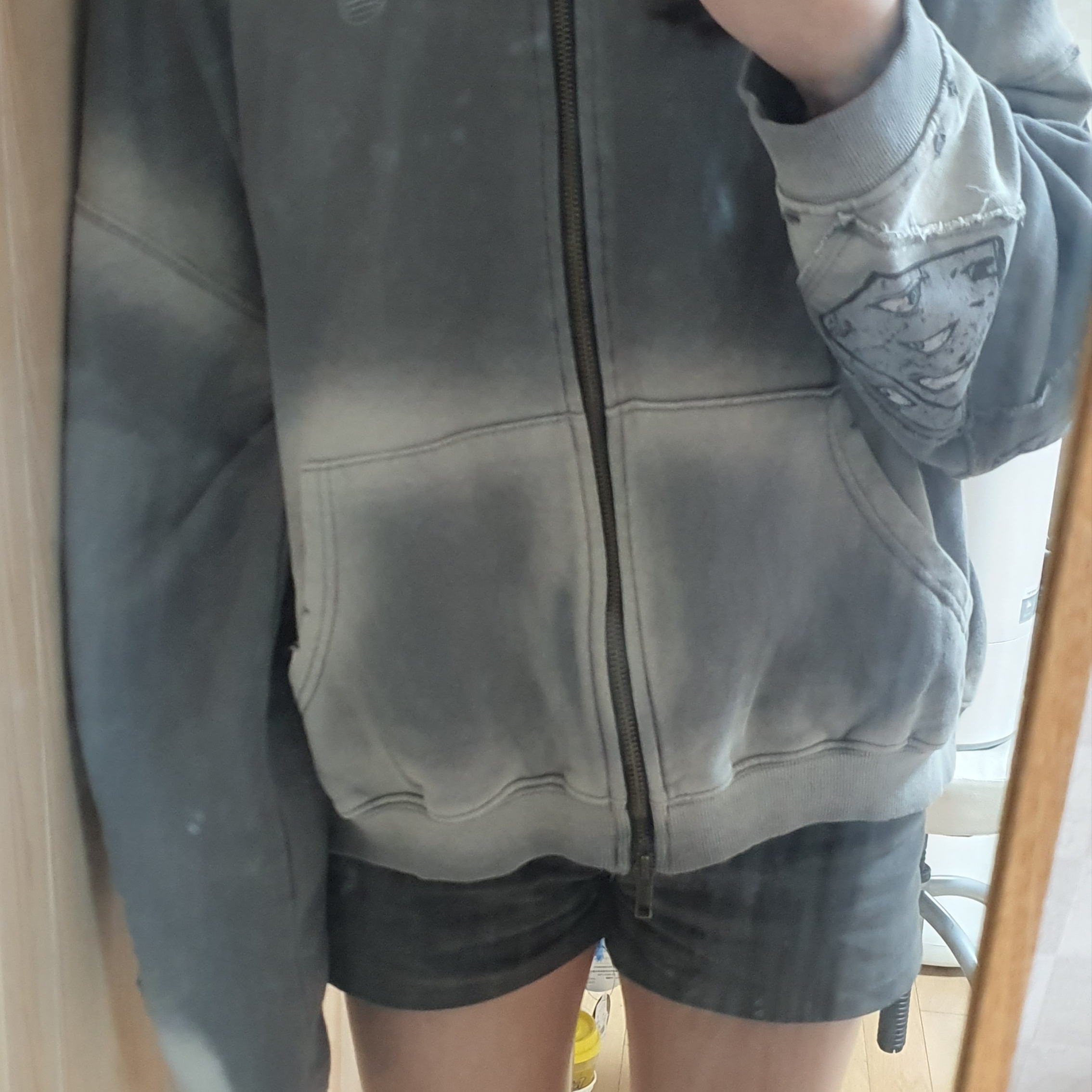 JUJUTSU KAISEN Undermycar Prison Realm Patch Vtg Zipped Hoodie Charcoal 착용 스타일 - 3