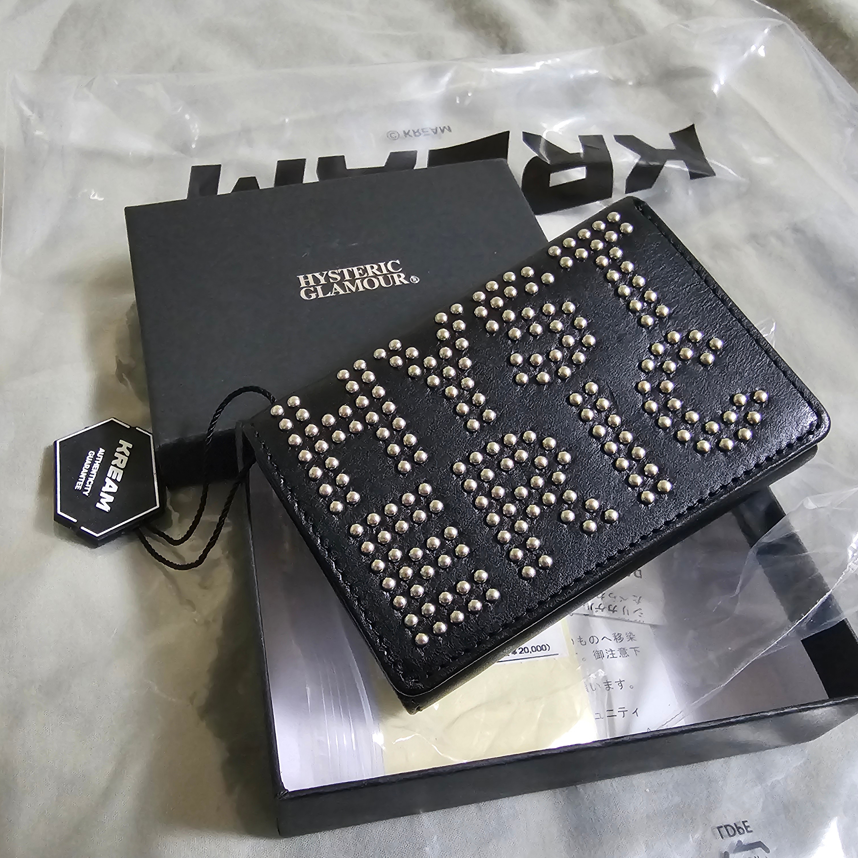 (W) Hysteric Glamour Logo Stud Tri-Fold Wallet Black 착용 스타일