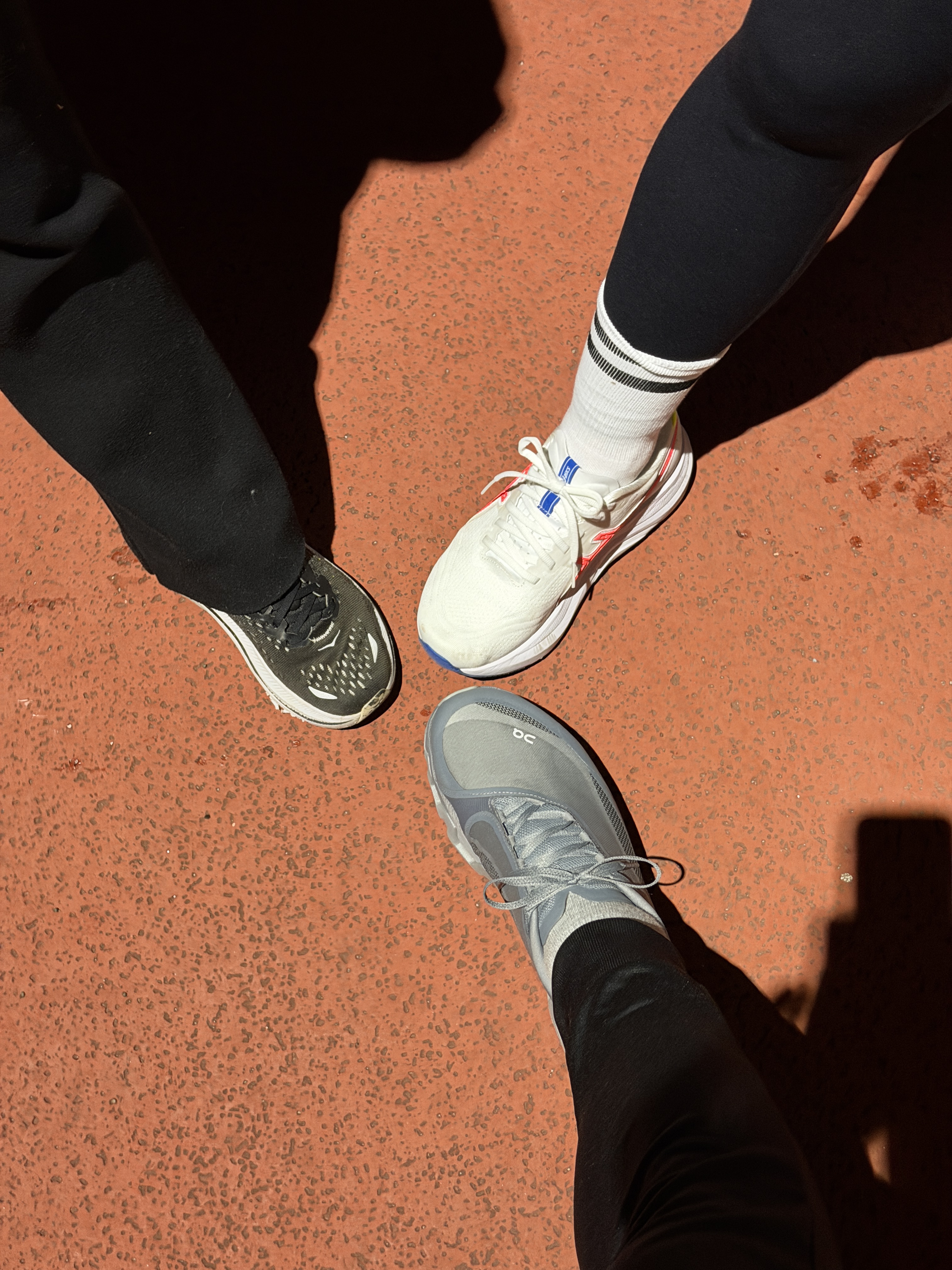 Asics Gel-Kayano 32 Asics Track Club White Flash Coral, On Running x Post Archive Faction (Paf) Cloudmonster Hyper Phantom Apollo 착용 스타일