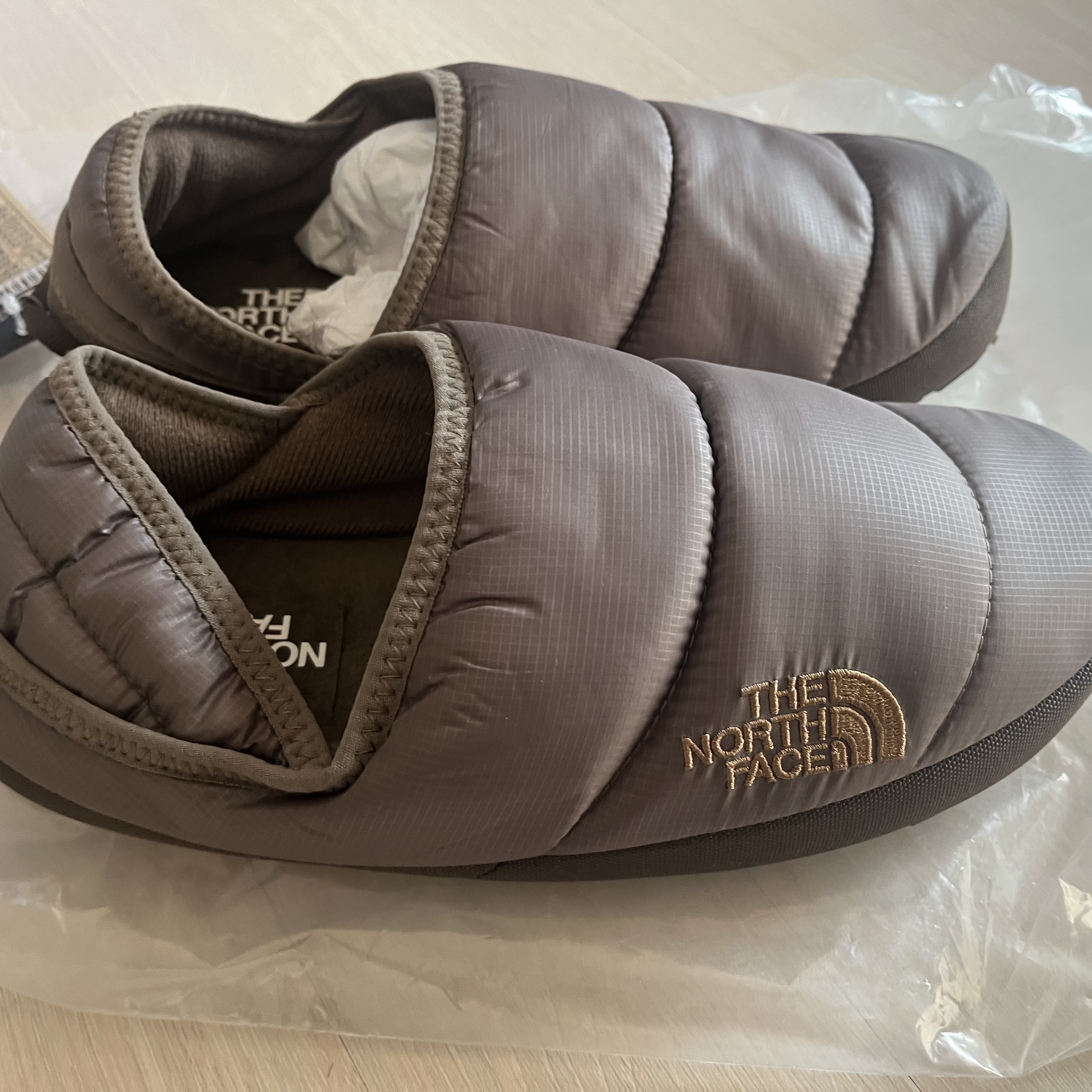 The North Face Nuptse Mule Beige Brown 착용 스타일