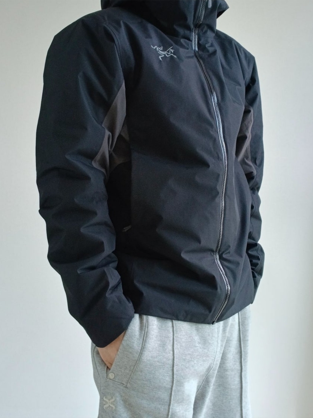 Arc'teryx Solano Insulated Hoody Black Graphite, Arc'teryx Solano Insulated Hoody Black Graphite 착용 스타일 - 2