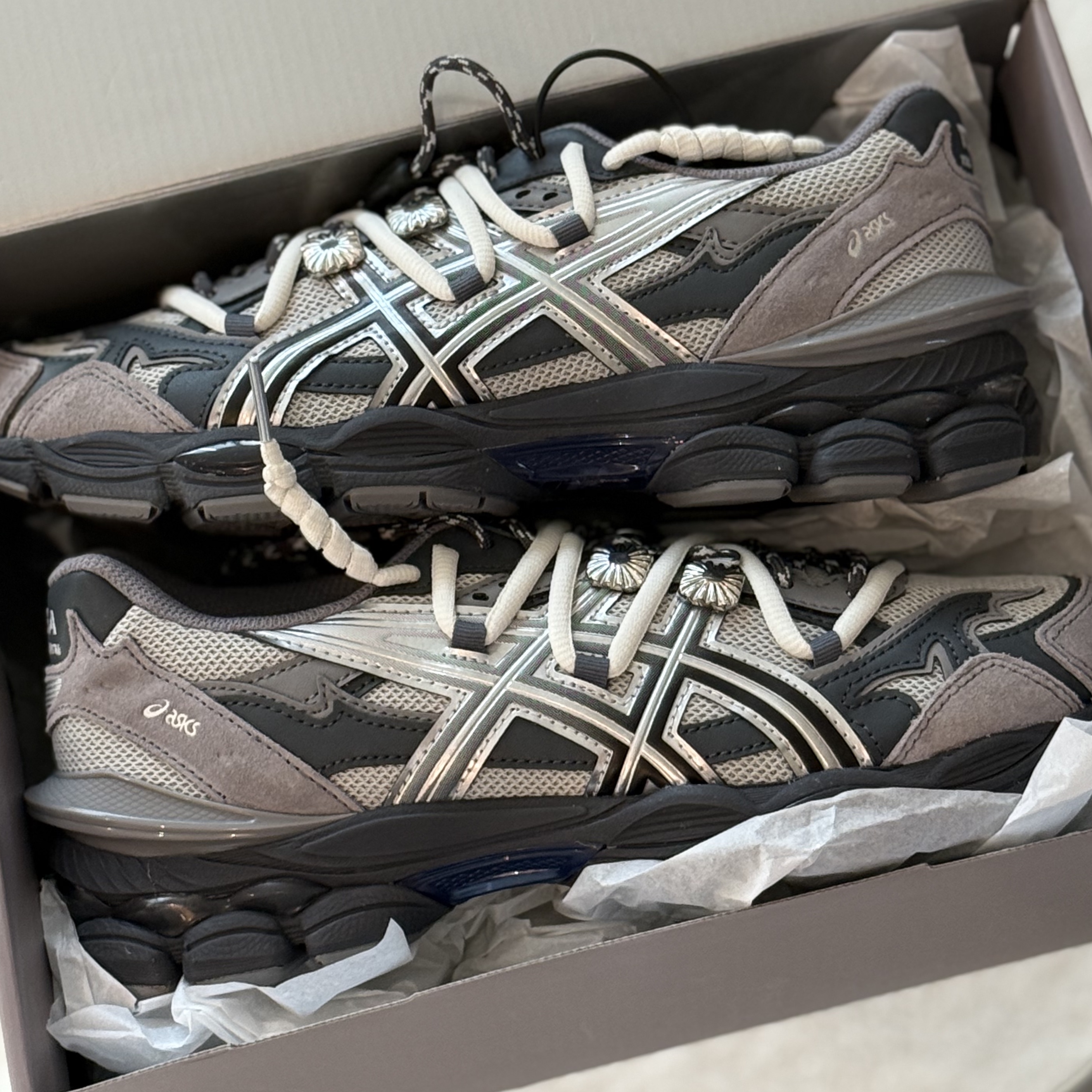 Asics x Toga Gel-Cumulus 16 TG Grey Black Pure Silver, Asics x Toga Gel-Cumulus 16 TG White Red Pure Silver 착용 스타일 - 1