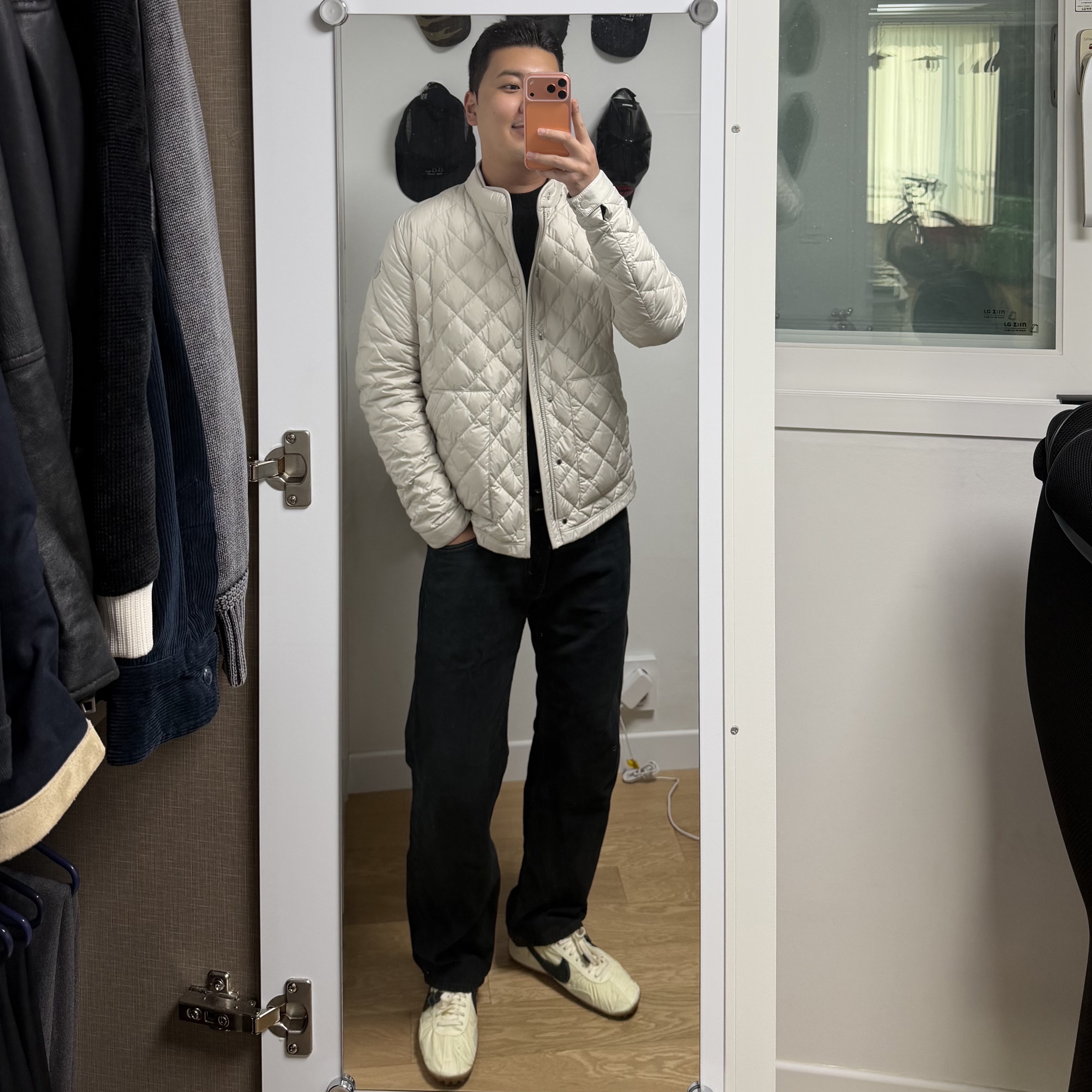 Moncler Oise Diamond Quilted Short Down Jacket Light Beige - 25FW, Nike x Jacquemus Moon Shoe SP Alabaster Off Noir 착용 스타일
