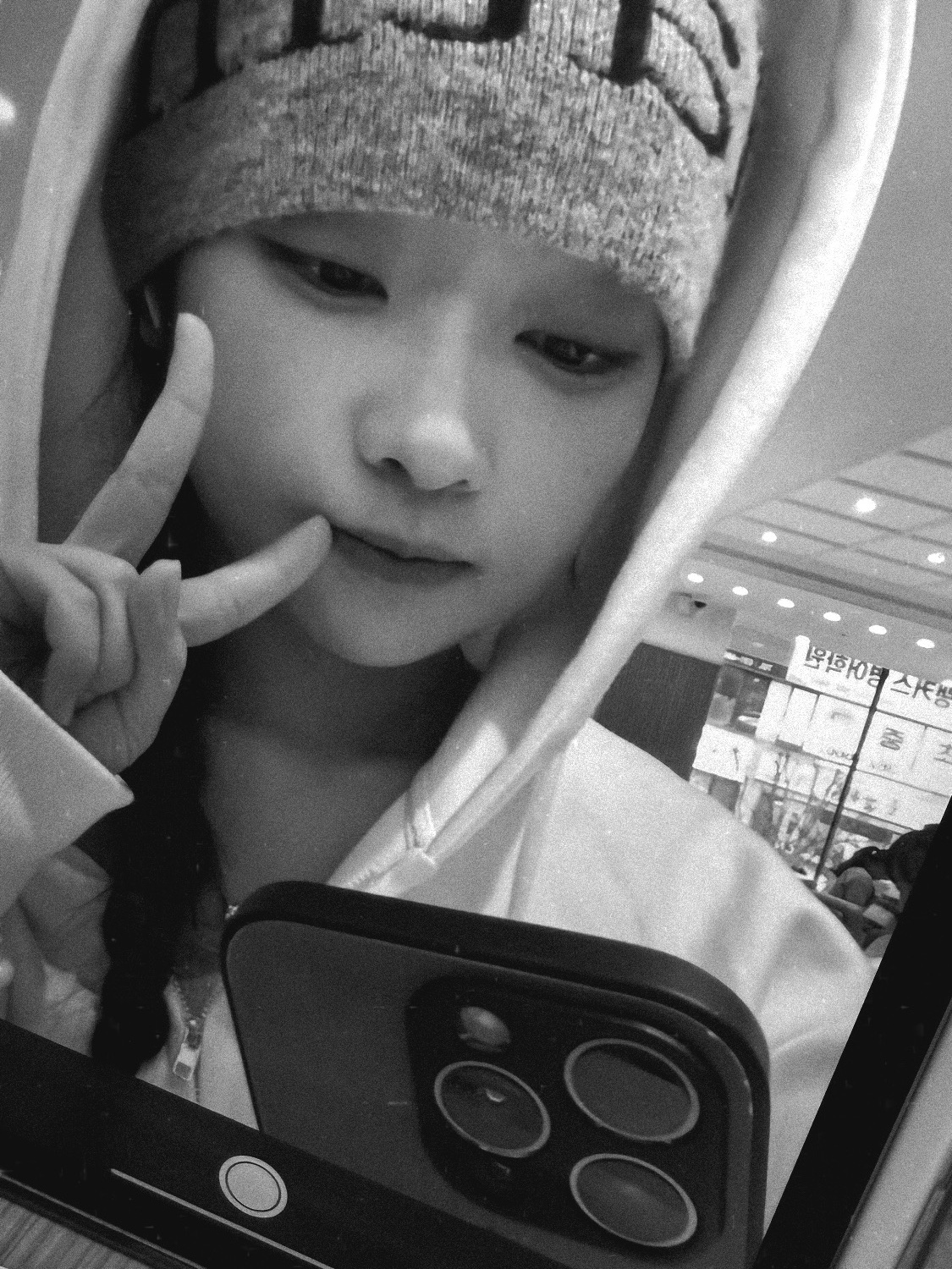 Matin Kim Logo Jacquard Short Beanie Grey 착용 스타일 - 1