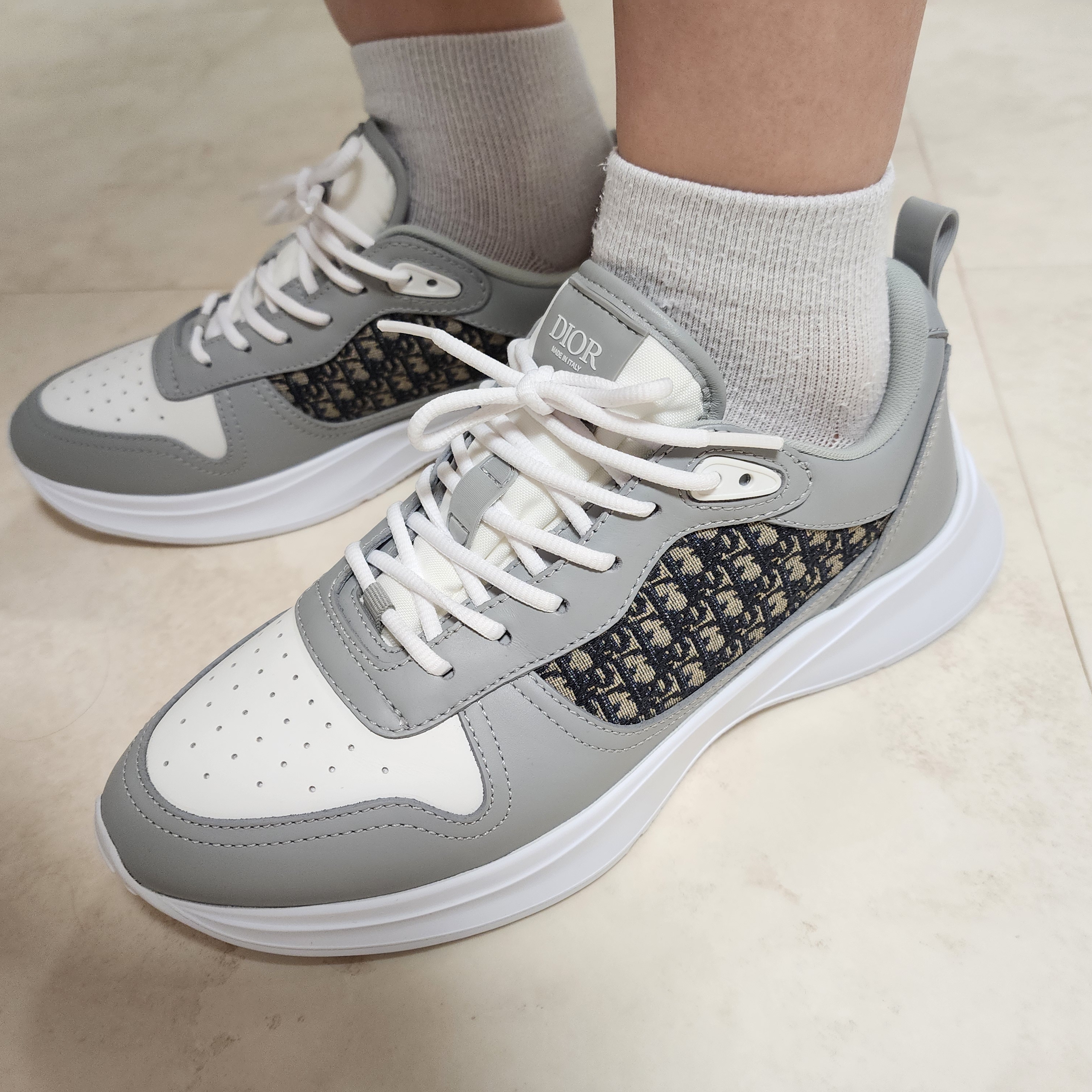 Dior B25 Runner Sneakers Smooth Calfskin and Beige & Black Dior Oblique Jacquard Grey 착용 스타일 - 2