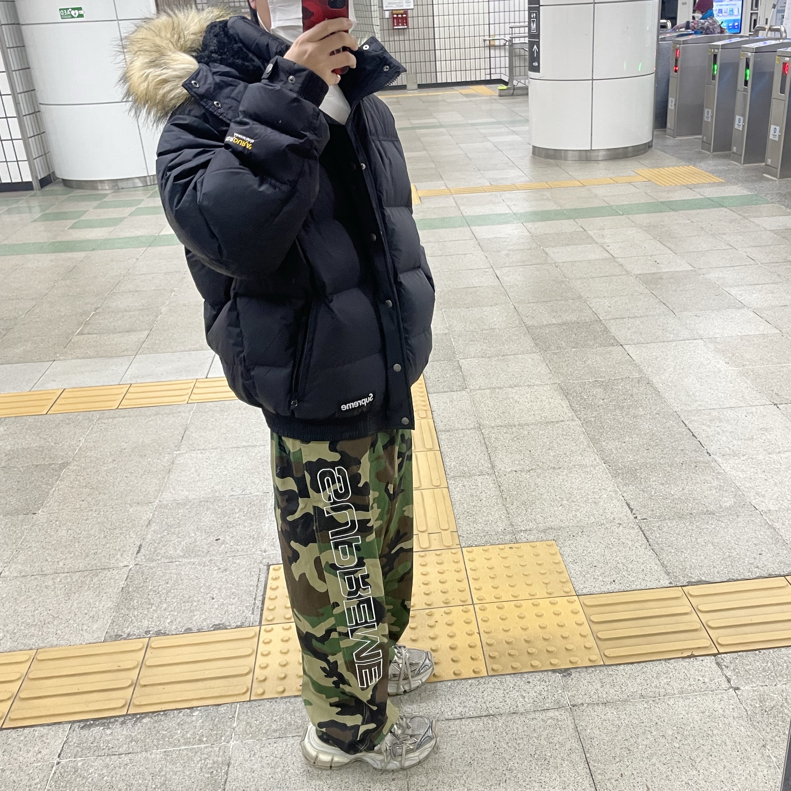Supreme Facemask 700-Fill Down Puffer Jacket Black - 25FW, Supreme Spellout Embroidered Ripstop Track Pants Woodland Camo - 25FW 착용 스타일 - 2