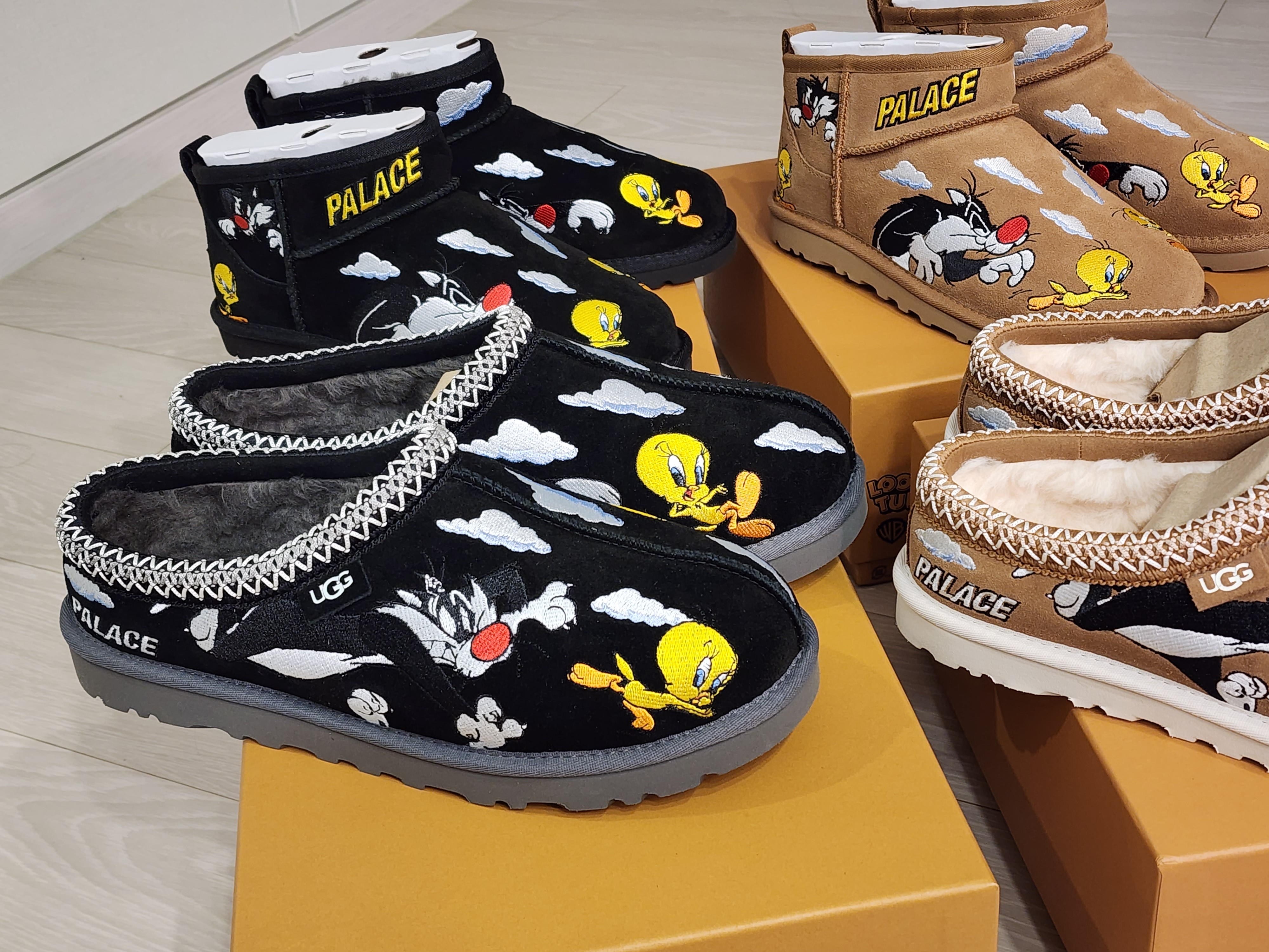 UGG x Palace x Looney Tunes Tasman Slipper Chestnut, UGG x Palace x Looney Tunes Tasman Slipper Black 착용 스타일 - 2