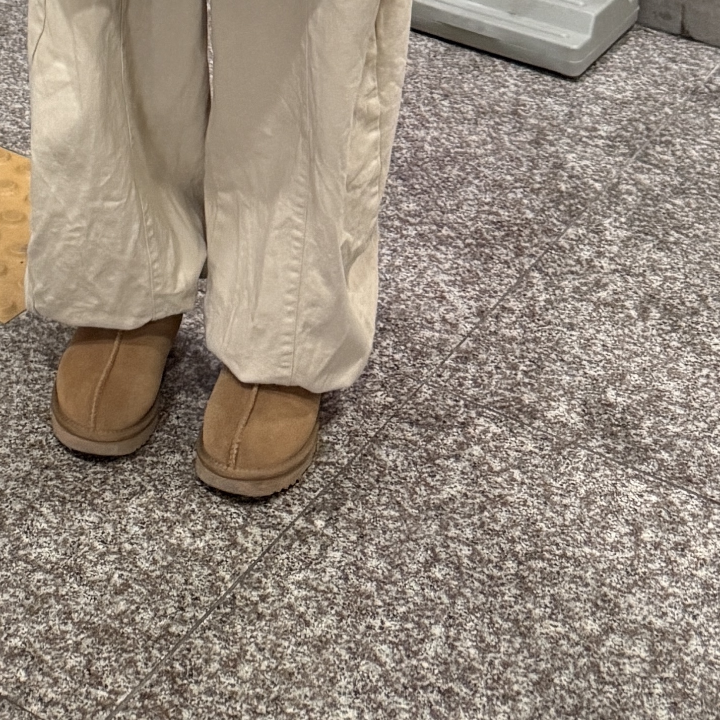 UGG Tasman II Slipper Chestnut 착용 스타일