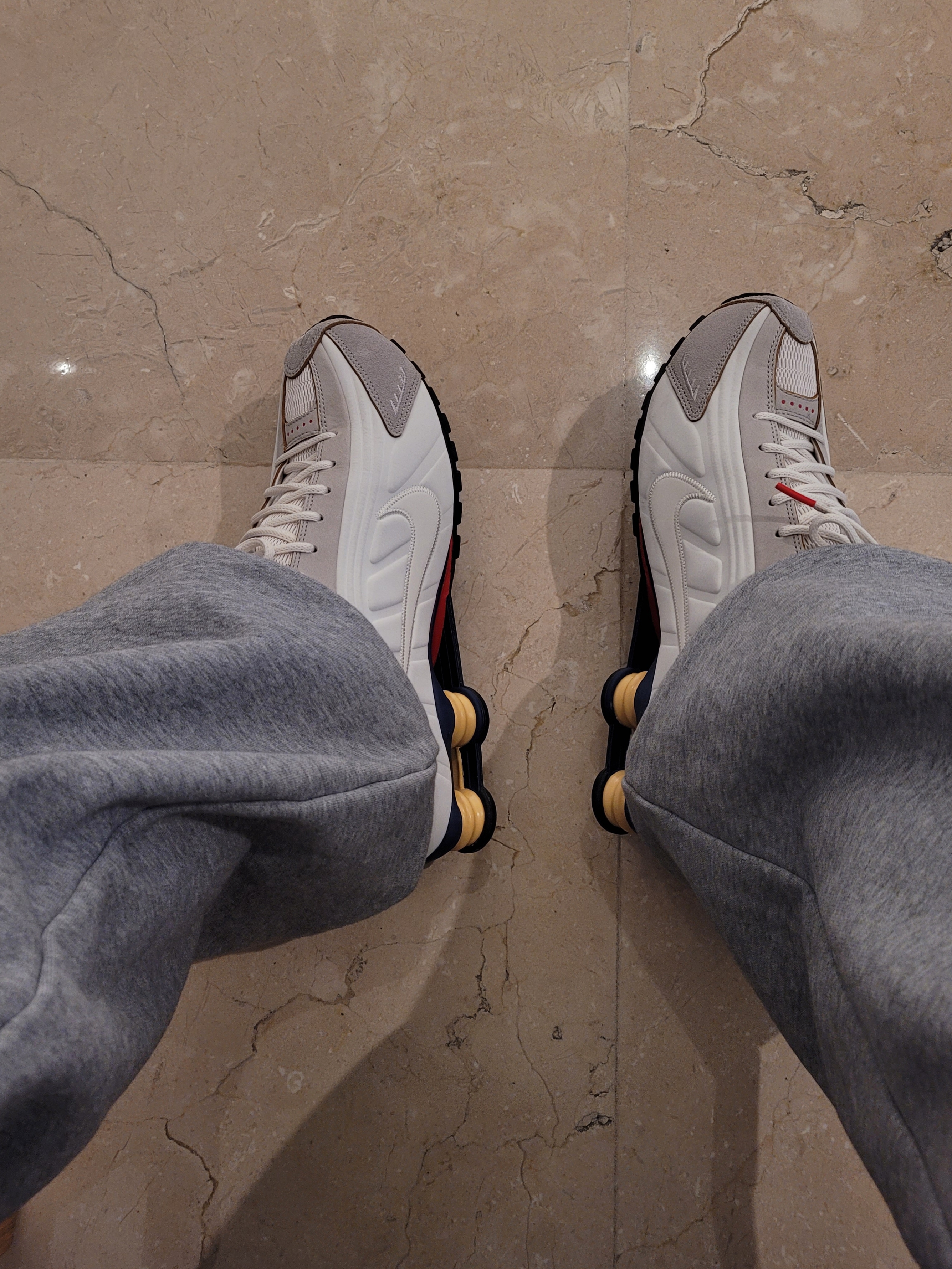 Nike Shox R4 PRM Light Iron Ore and Phantom, Human Made Heart Rubber Key Chain Red 착용 스타일 - 4
