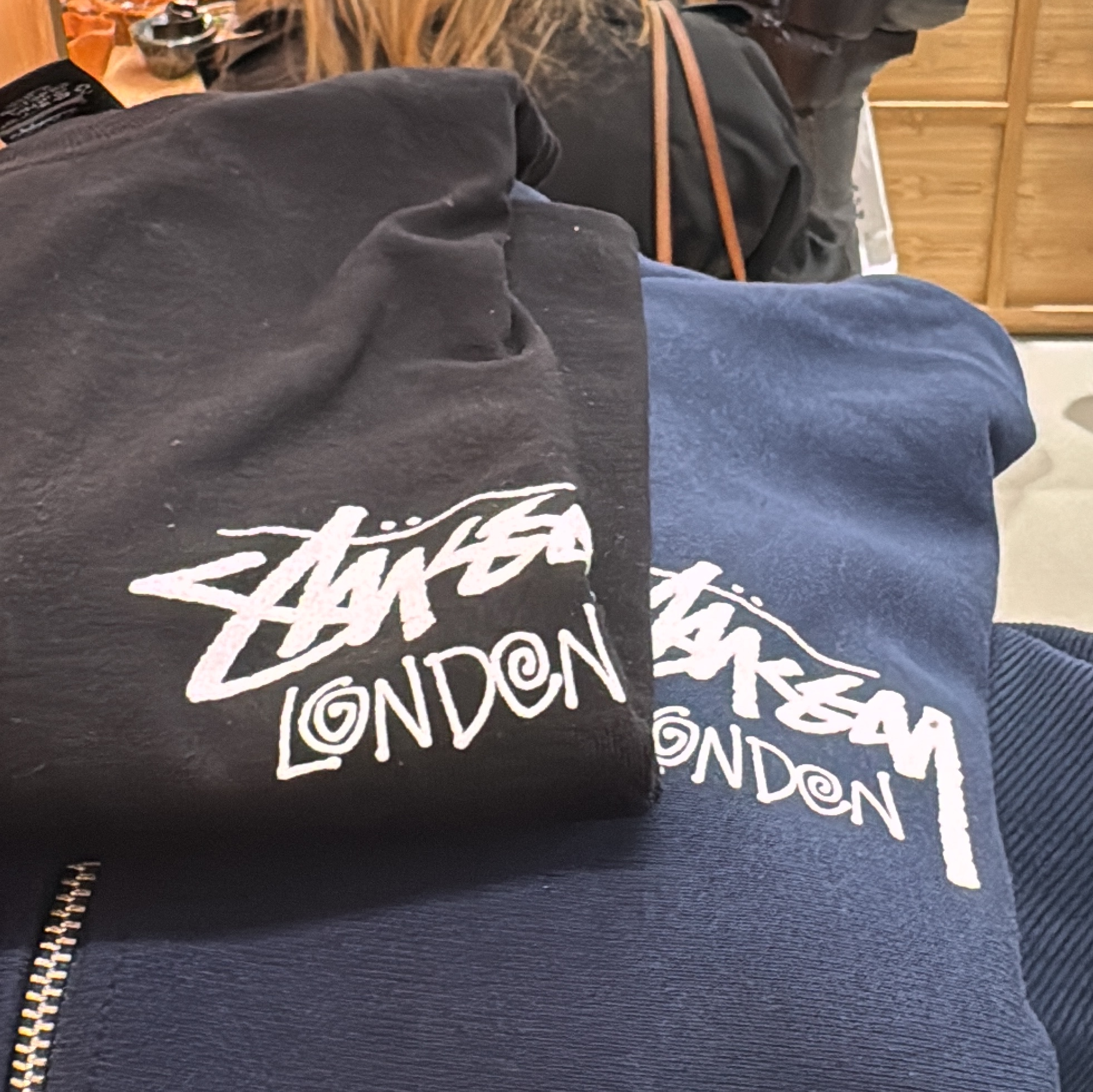 Stussy Stock London T-Shirt Black, Stussy Stock London Zip Hoodie Ash Heather 착용 스타일 - 3