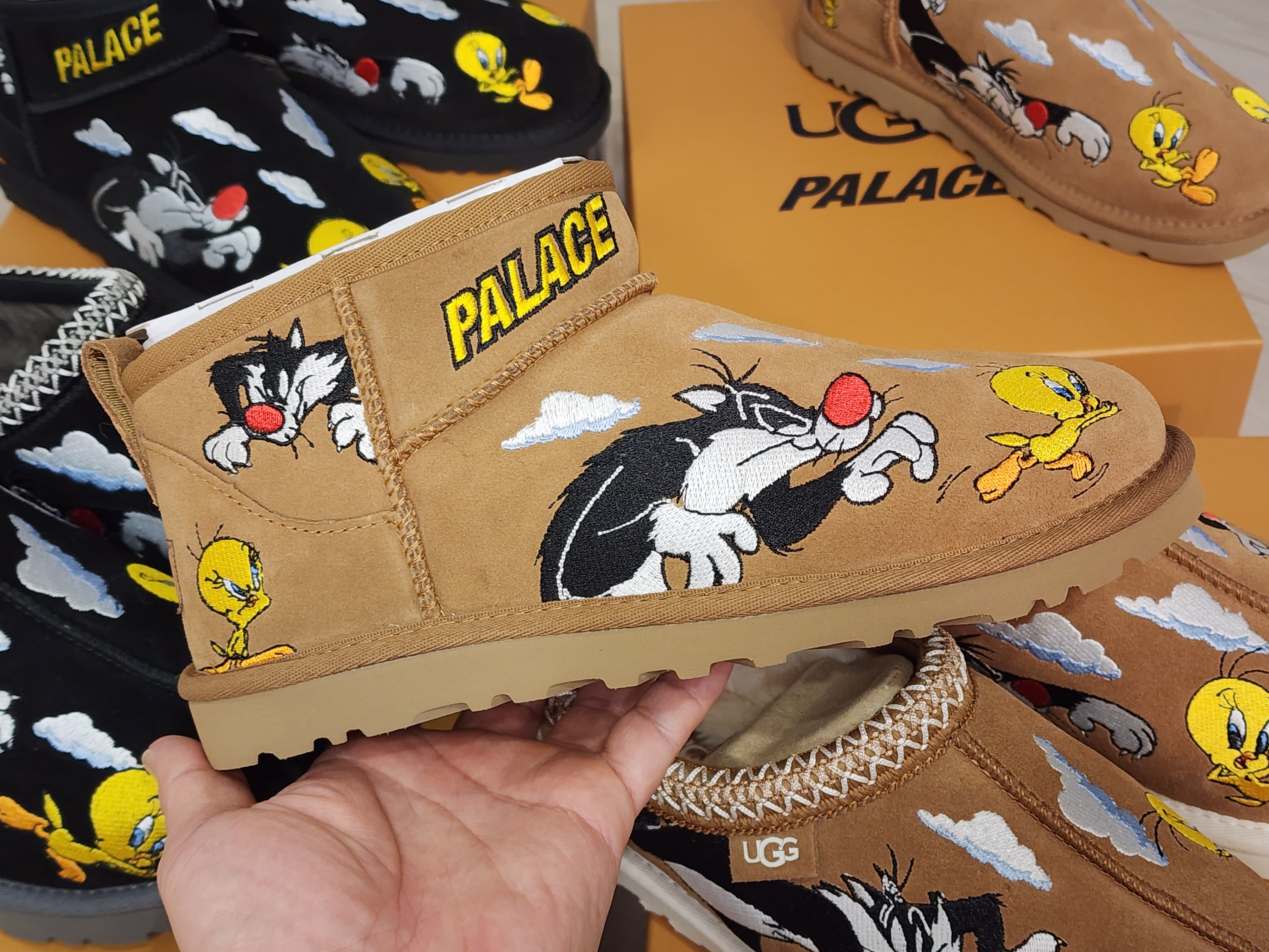 UGG x Palace x Looney Tunes Tasman Slipper Chestnut, UGG x Palace x Looney Tunes Tasman Slipper Black 착용 스타일 - 3