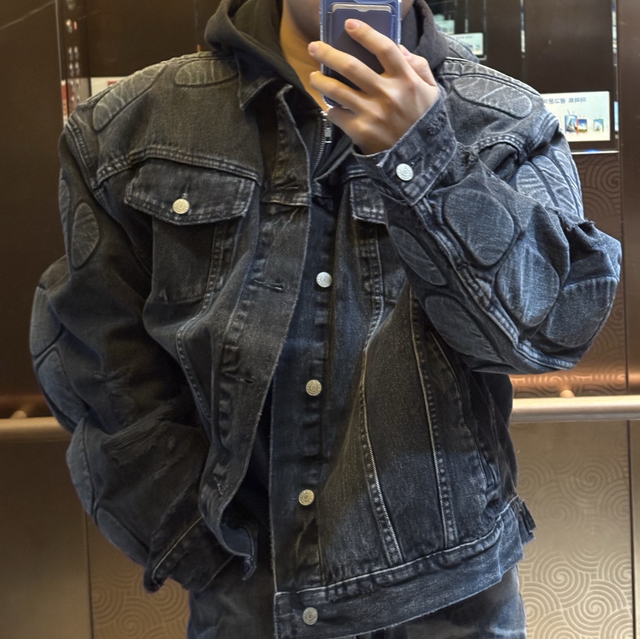 Yeezy Gap Engineered By Balenciaga Padded Denim Jacket Grey Wash, Gentle Monster Kro 02 Silver 착용 스타일 - 1
