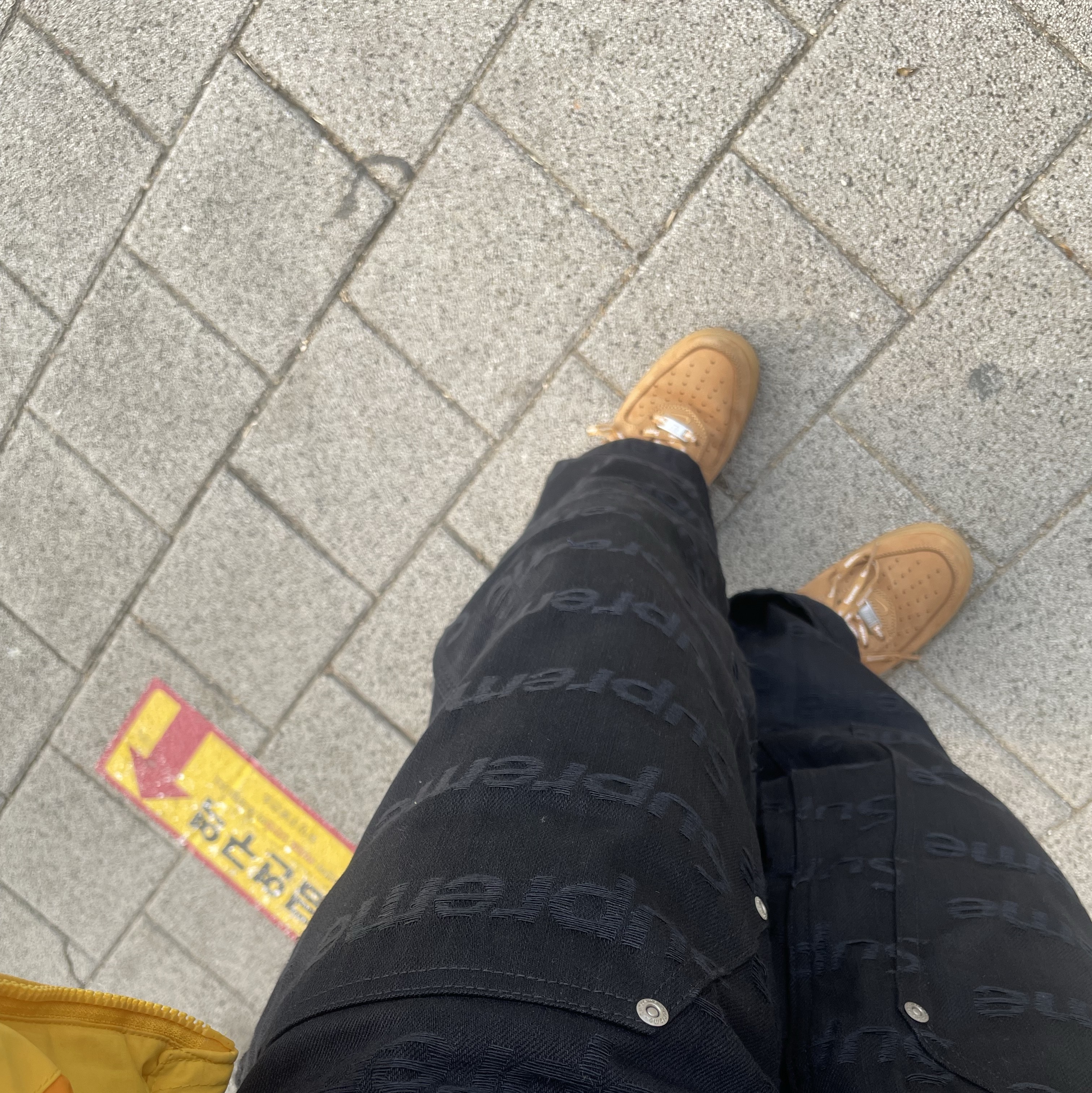 Supreme Leather Collar Puffy Jacket Yellow - 19FW, Supreme Jacquard Logos Double Knee Denim Painter Jean Black - 25FW 착용 스타일 - 2