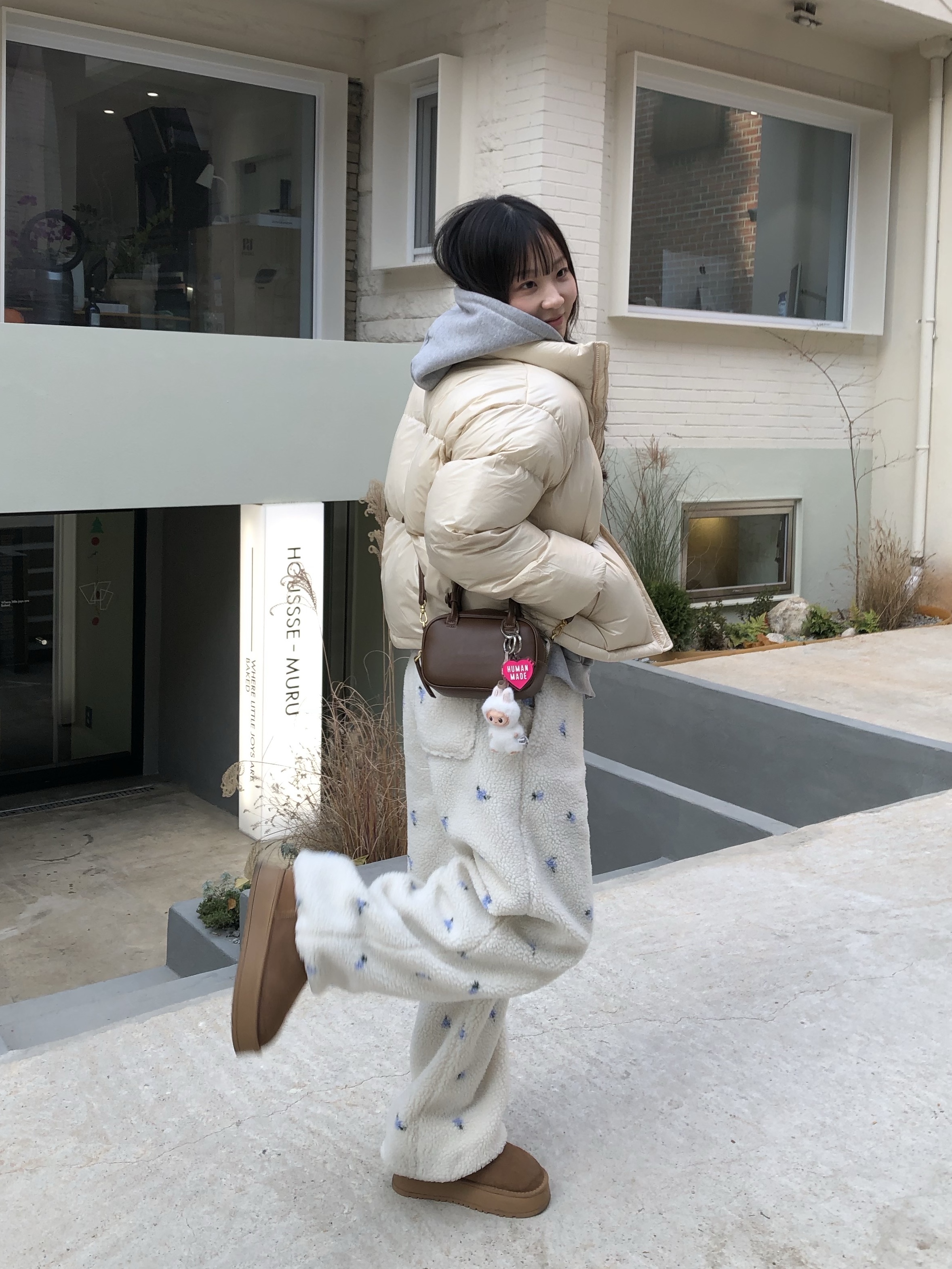 (W) UGG Classic Ultra Mini Platform Boots Chestnut, Human Made Acrylic Heart Keyring Pink 착용 스타일