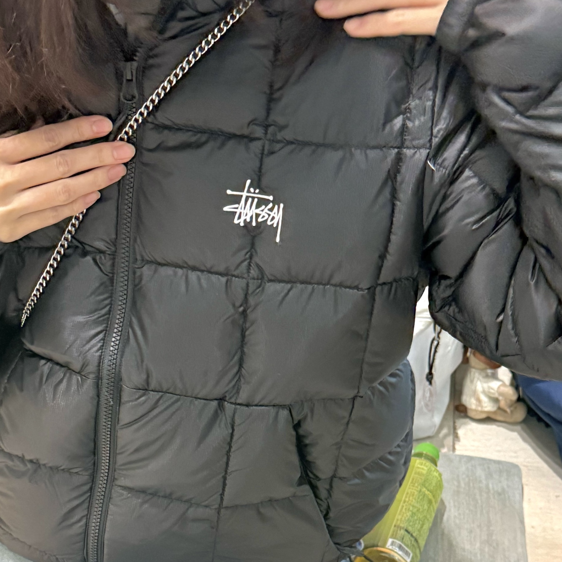 Stussy Midweight Hooded Puffer Black, (W) Nike Zoom Vomero 5 Photon Dust and Metallic Silver 착용 스타일 - 2