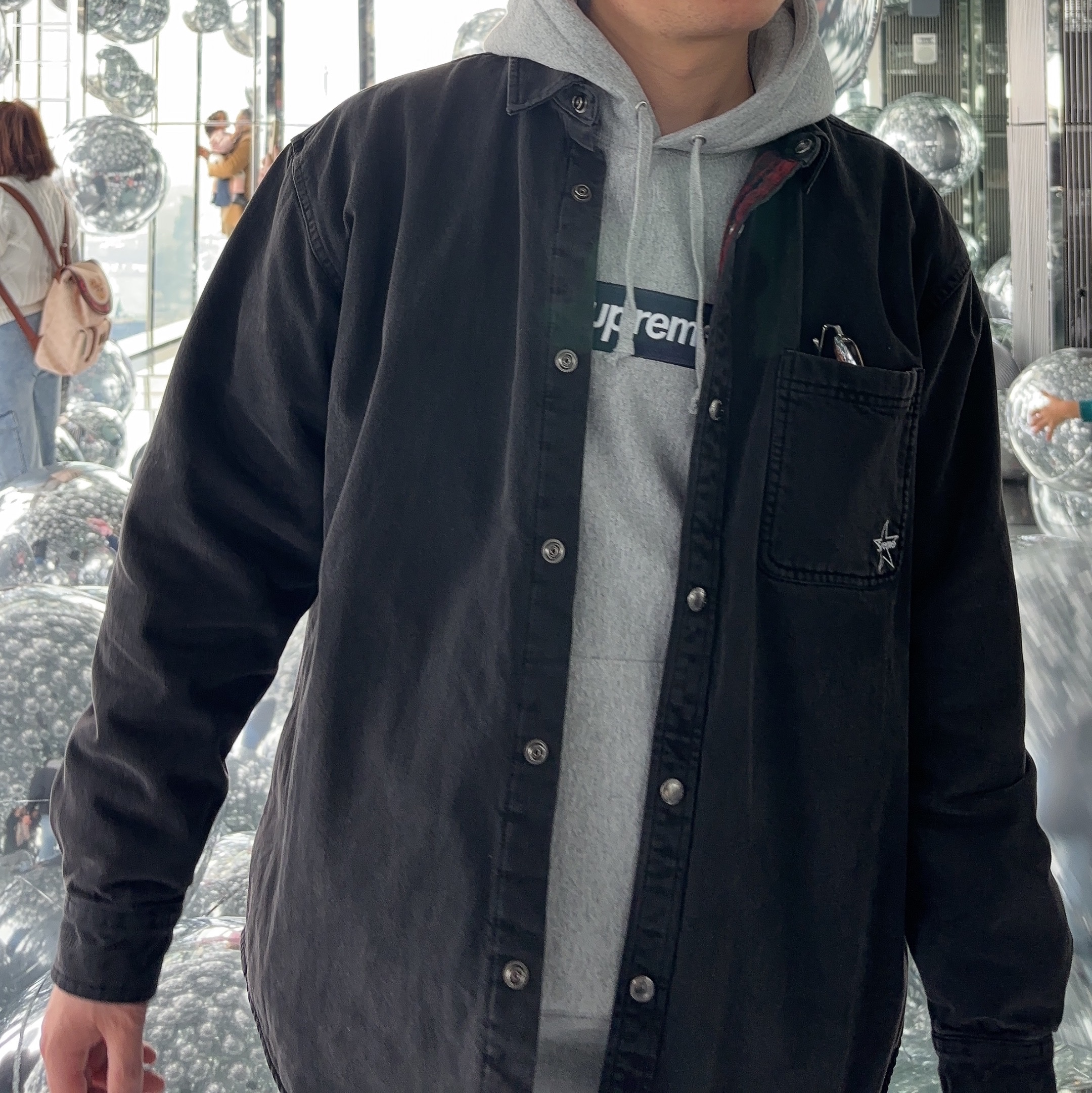 Supreme Quilted Lined Denim Snap Shirt Black - 25FW, Supreme Box Logo Hooded Sweatshirt Heather Grey - 25FW 착용 스타일 - 1