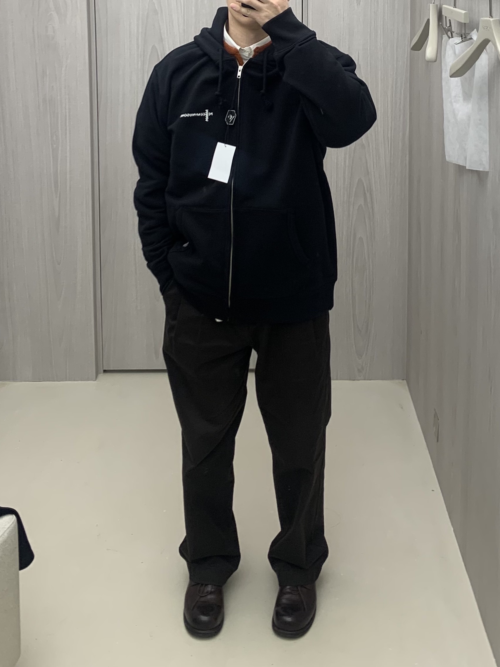 Peaceminusone x 2025 MAMA Awards Peacemamaone Zip Up Hoodie Black 착용 스타일 - 2