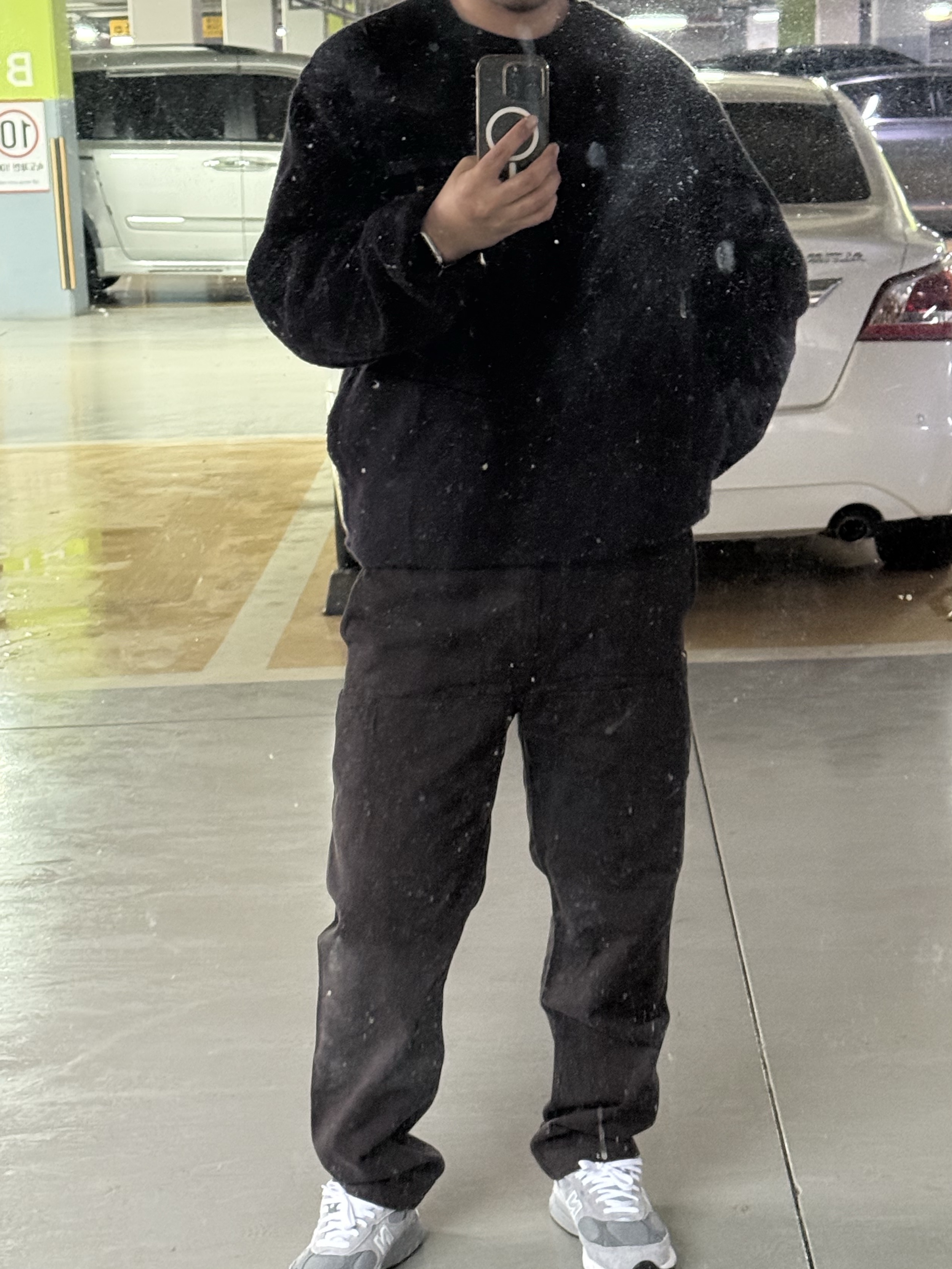 Yeezy Gap Engineered By Balenciaga Sateen Cargo Pants Black, Thisisneverthat x Gore-Tex Windstopper Wool Fleece Crew Navy 착용 스타일
