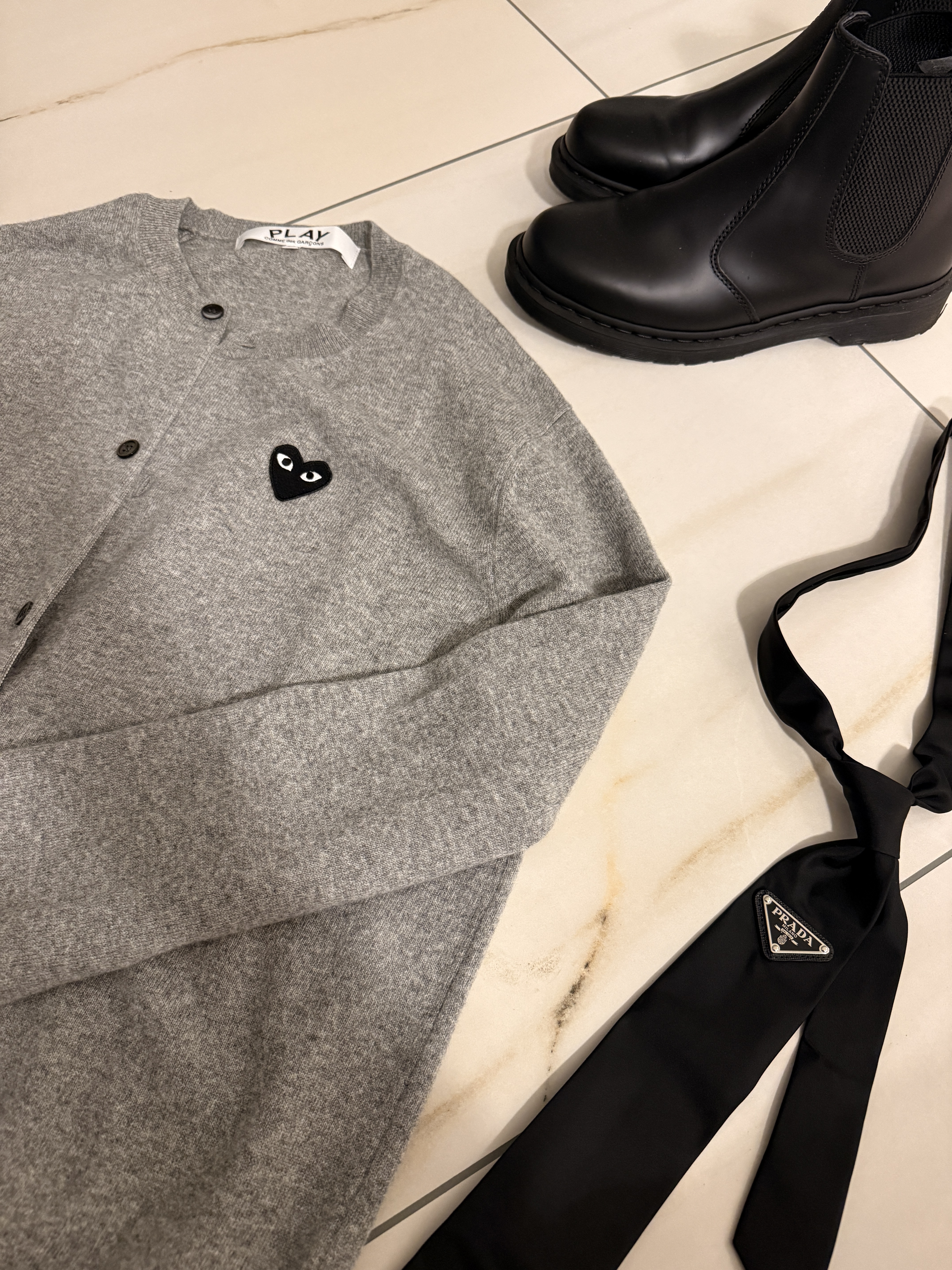 Prada Re-Nylon Gabardine Tie Black, Play Comme des Garcons Black Heart Knit Cardigan Grey 착용 스타일 - 1