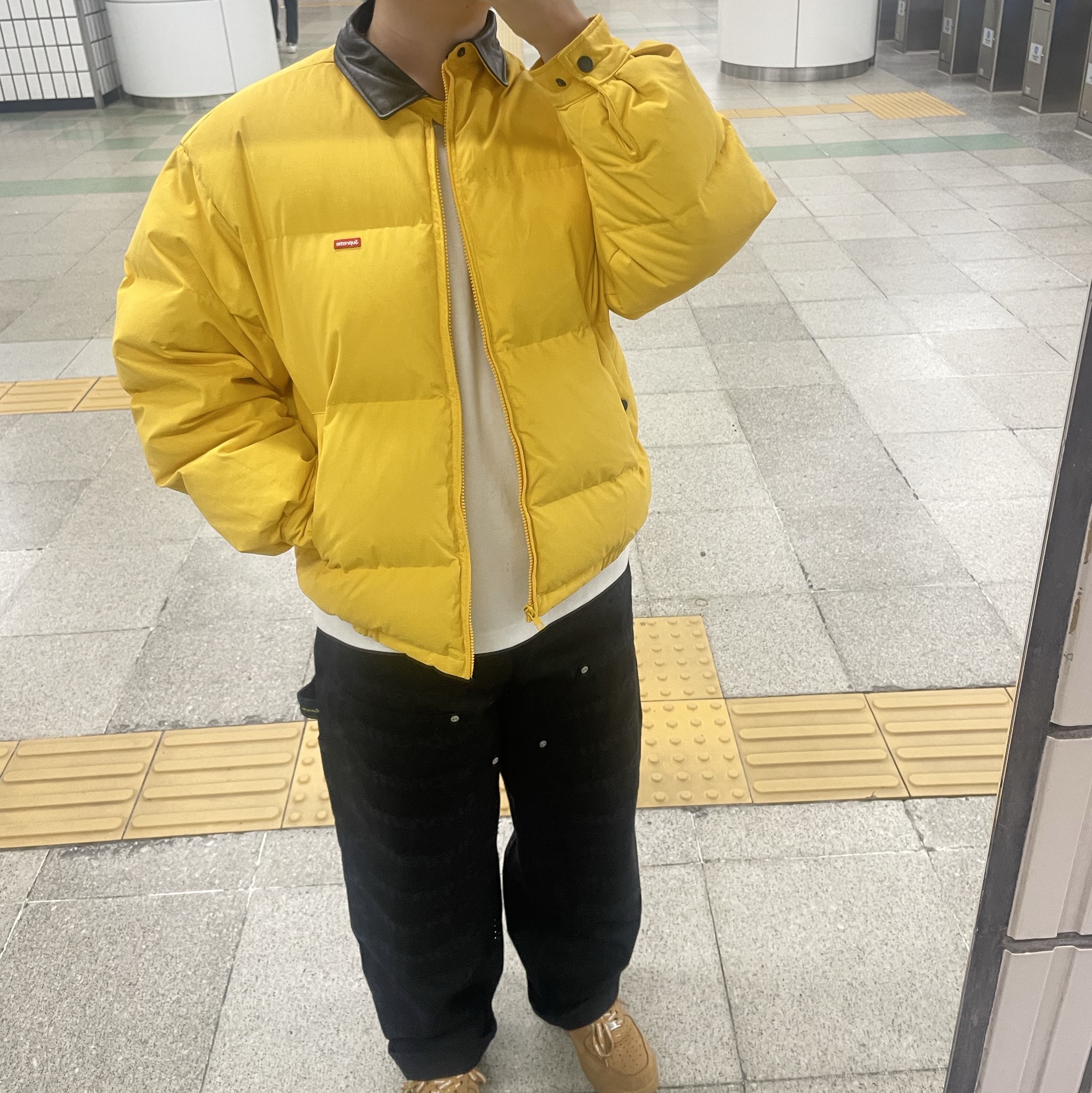Supreme Leather Collar Puffy Jacket Yellow - 19FW, Supreme Jacquard Logos Double Knee Denim Painter Jean Black - 25FW 착용 스타일 - 1