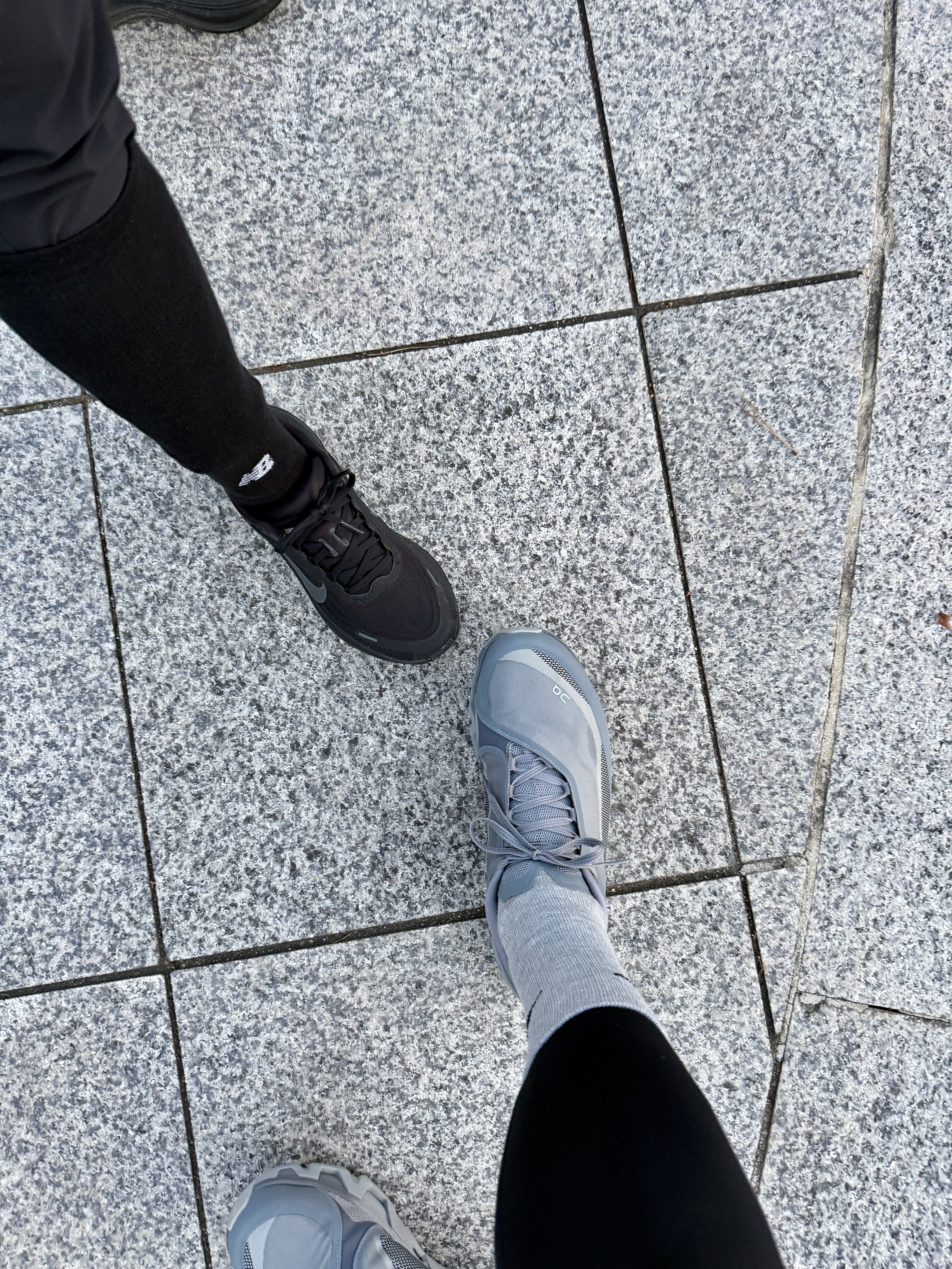 On Running x Post Archive Faction (Paf) Cloudmonster Hyper Phantom Apollo, (W) Nike Vomero Plus Black Metallic Dark Grey 착용 스타일