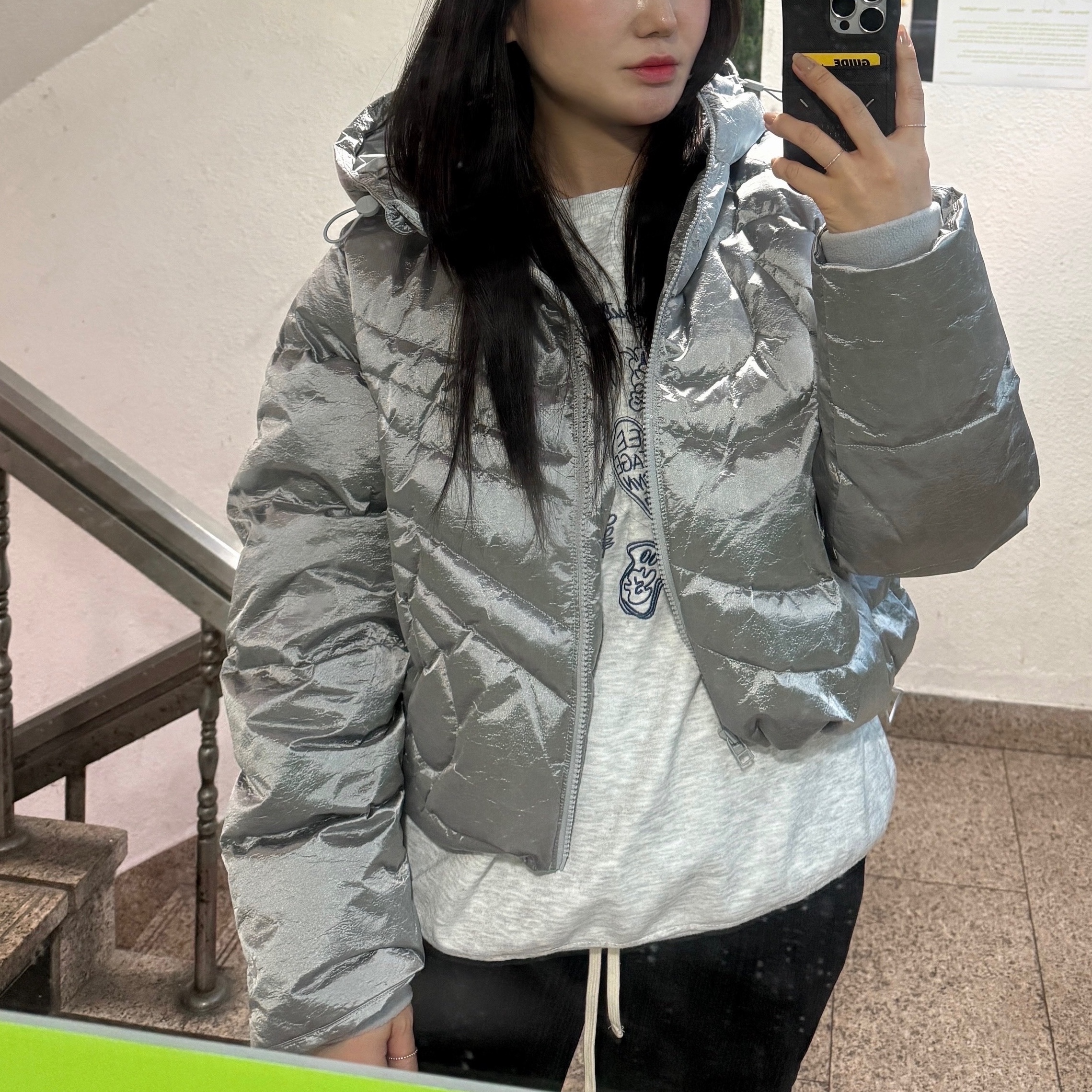 (W) Nike NSW Swoosh Series Therma-Fit Oversized Down Puffer Jacket Metallic Silver Light Smoke Grey - Asia 착용 스타일