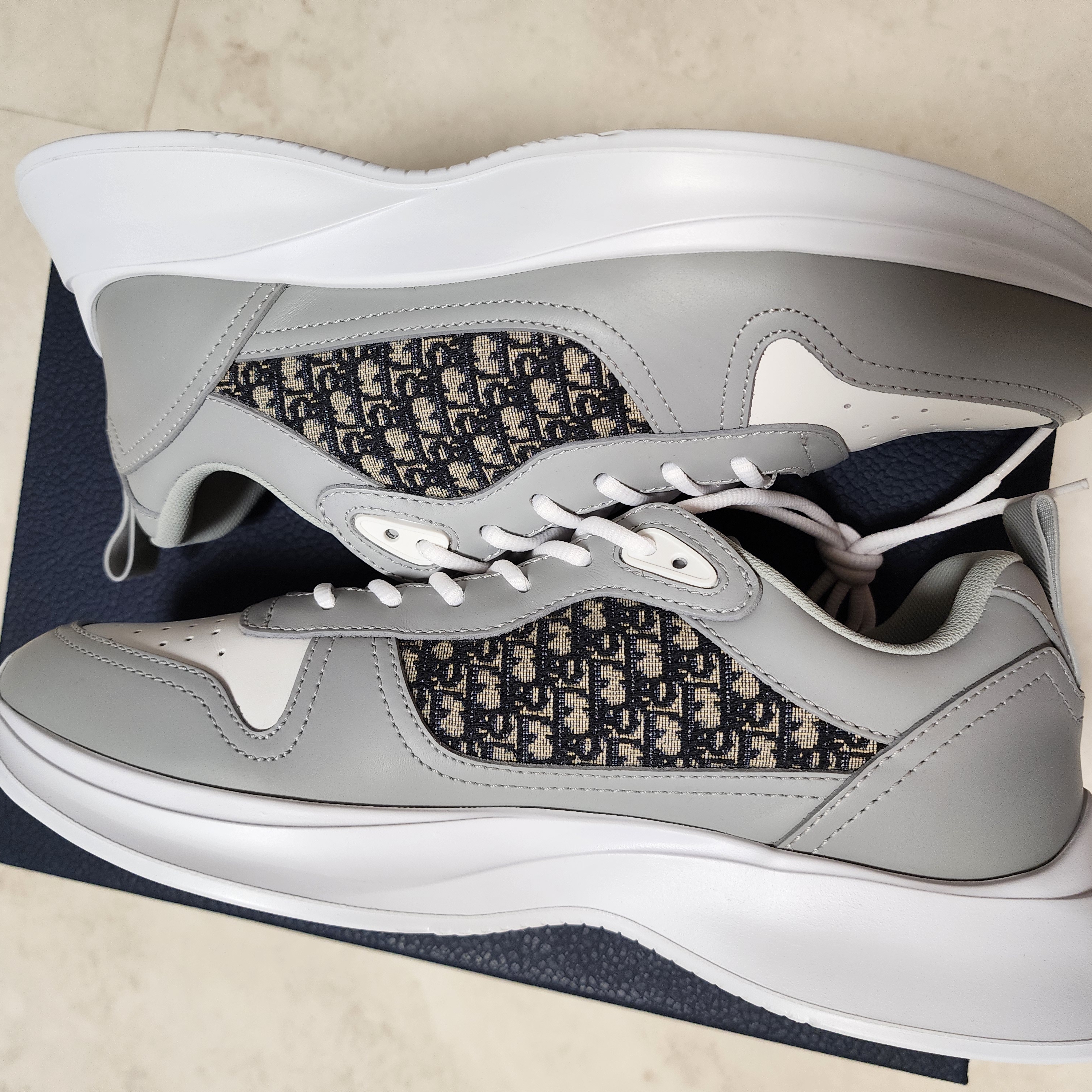 Dior B25 Runner Sneakers Smooth Calfskin and Beige & Black Dior Oblique Jacquard Grey 착용 스타일 - 3