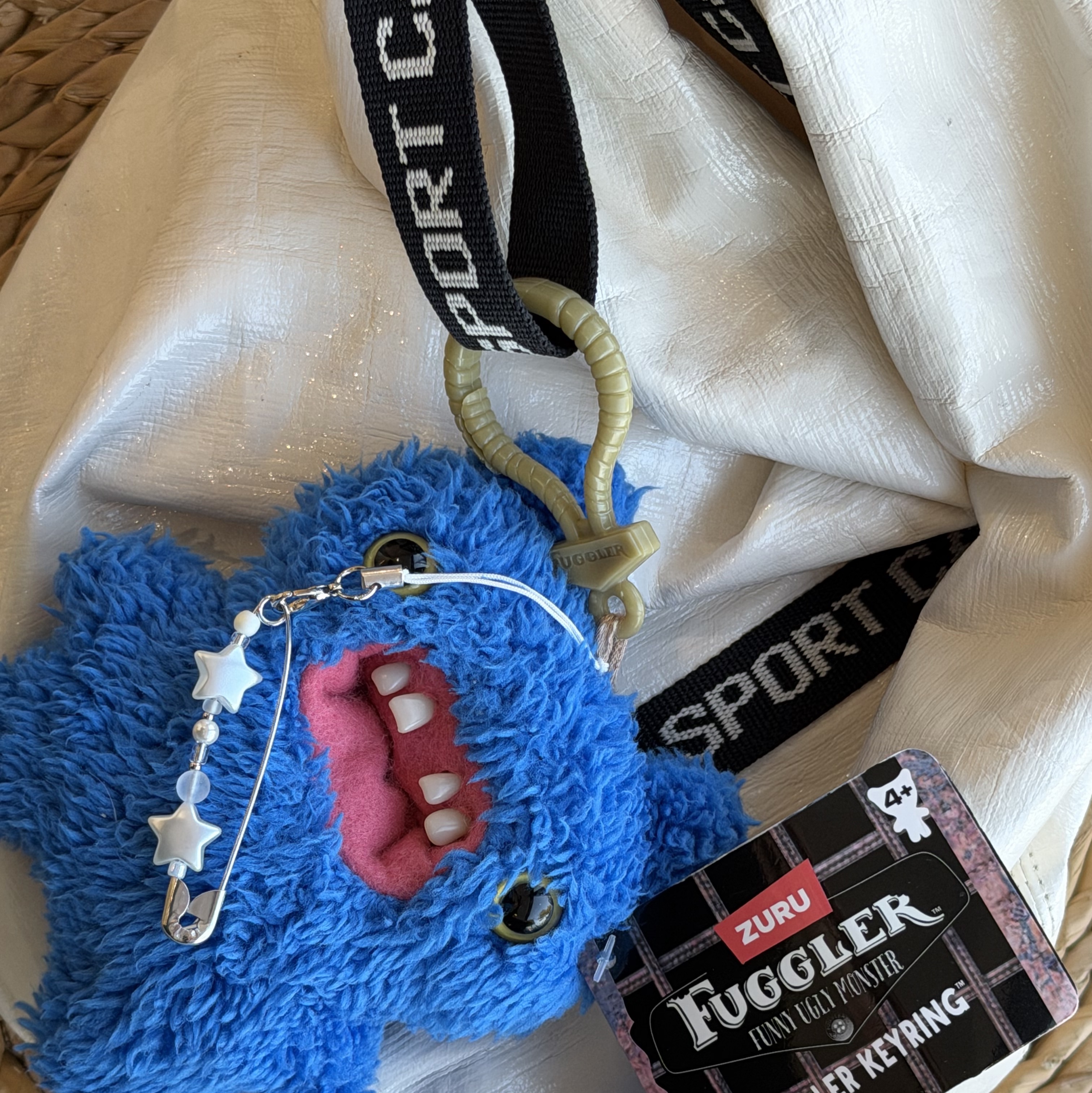 Heritage Floss Patent Sports Bag Cream, Fuggler Screech Keyring Blue 착용 스타일