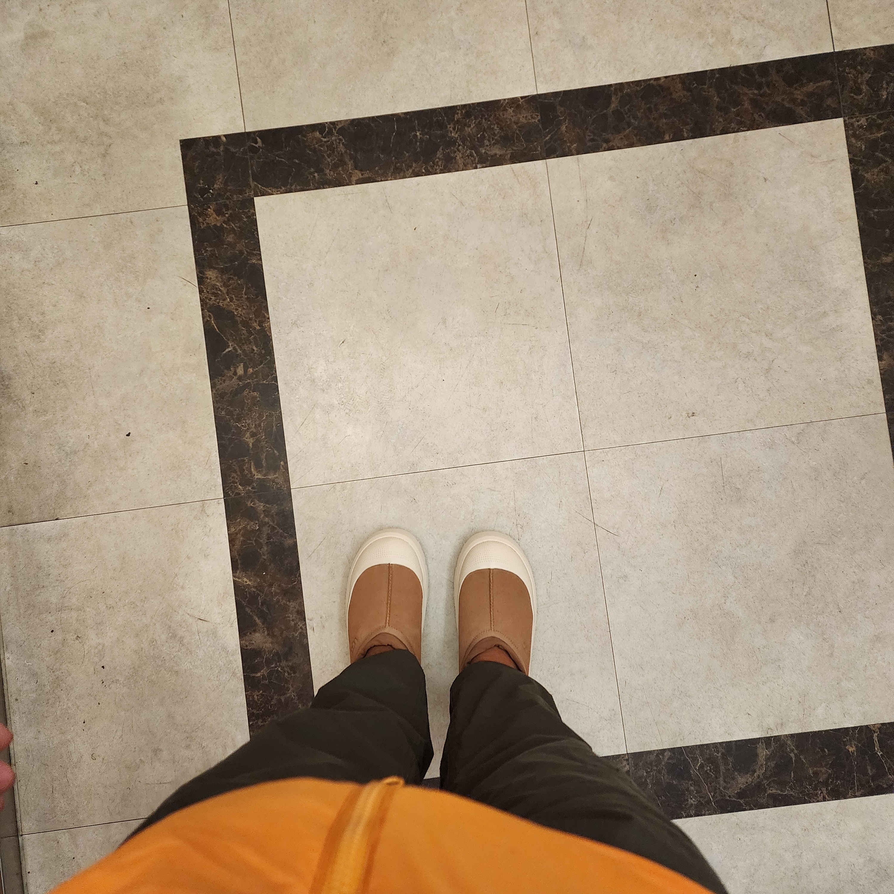 UGG Tasman Weather Hybrid Chestnut Whitecap 착용 스타일