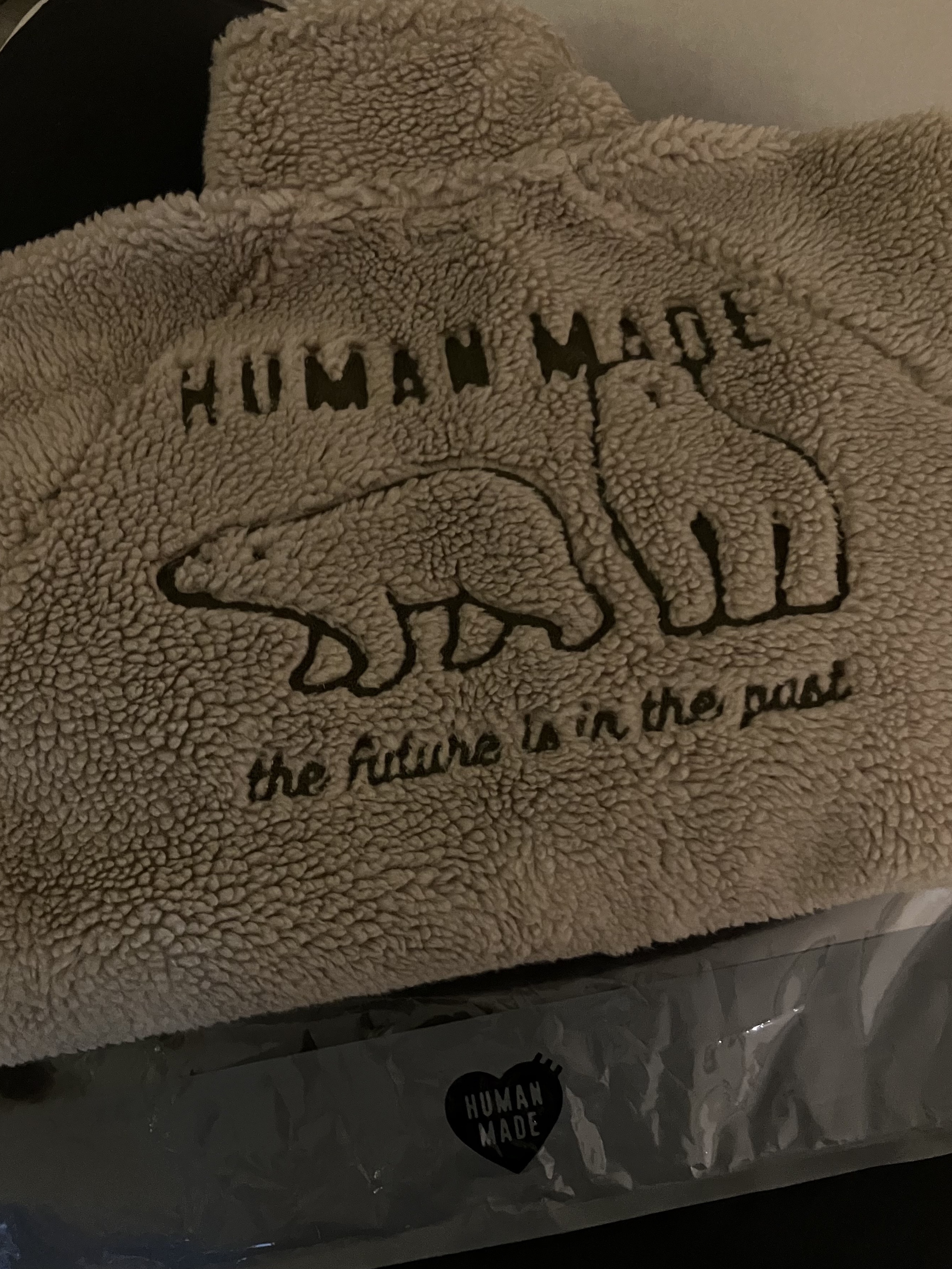 Human Made Fleece Jacket Beige, Human Made x Undercover Graphic T-Shirt White 착용 스타일 - 1