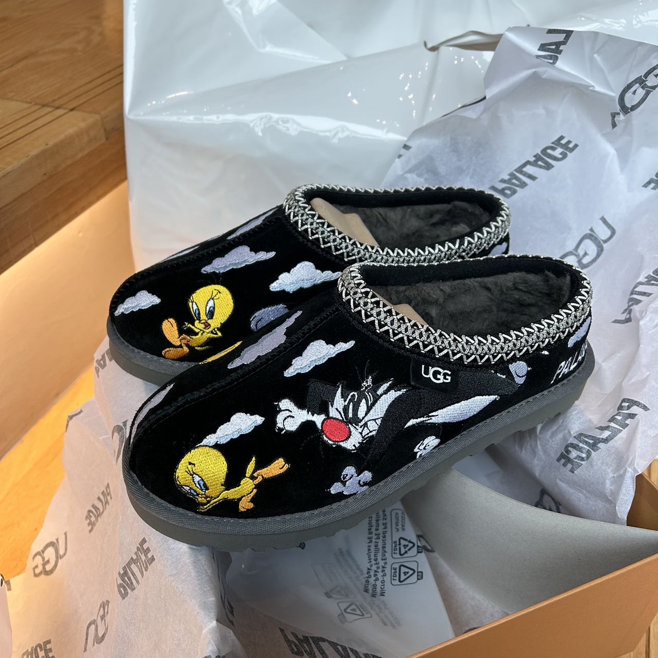 UGG x Palace x Looney Tunes Tasman Slipper Chestnut 착용 스타일 - 1